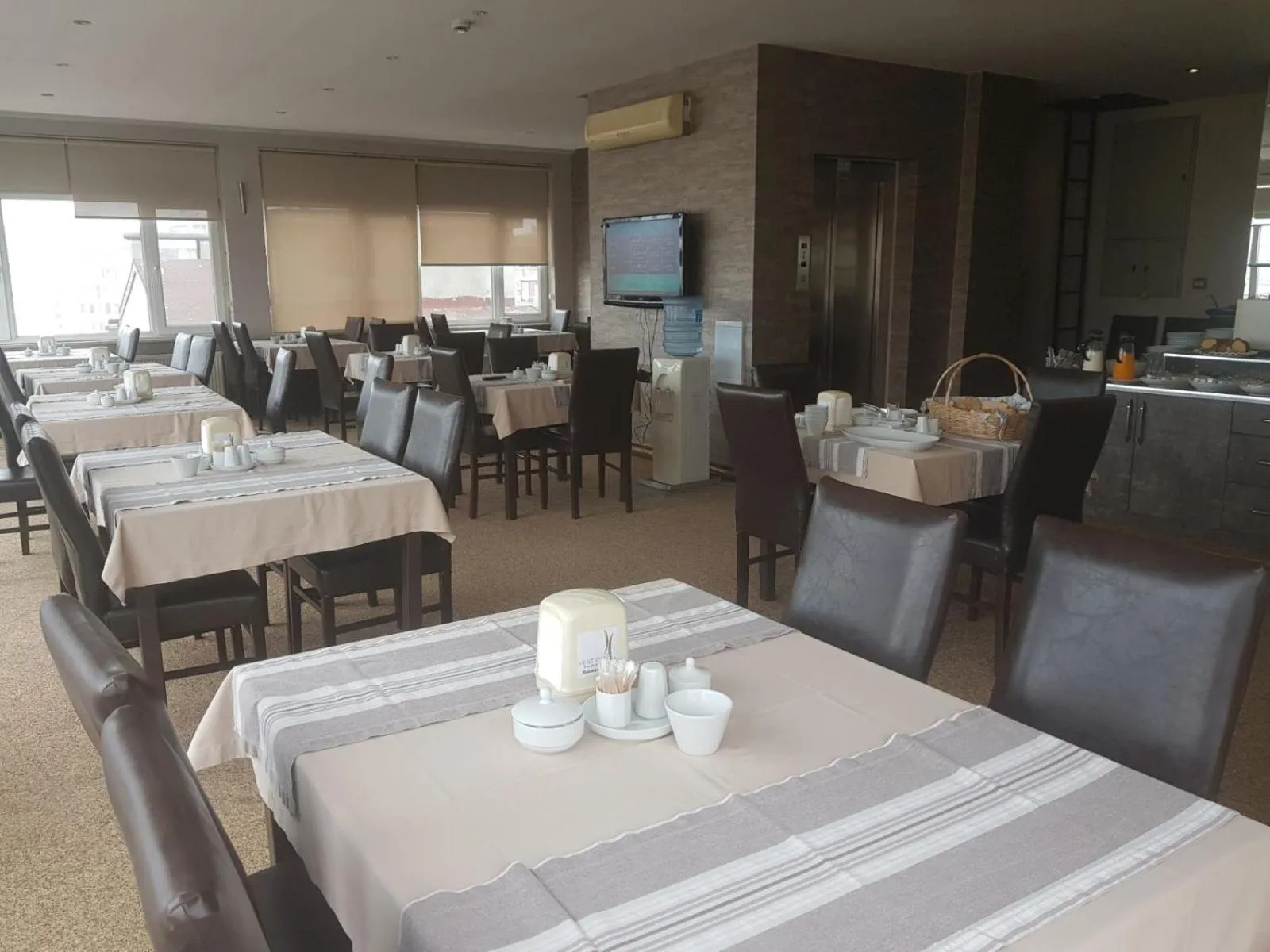 Restaurant/places to eat in Kent Hotel