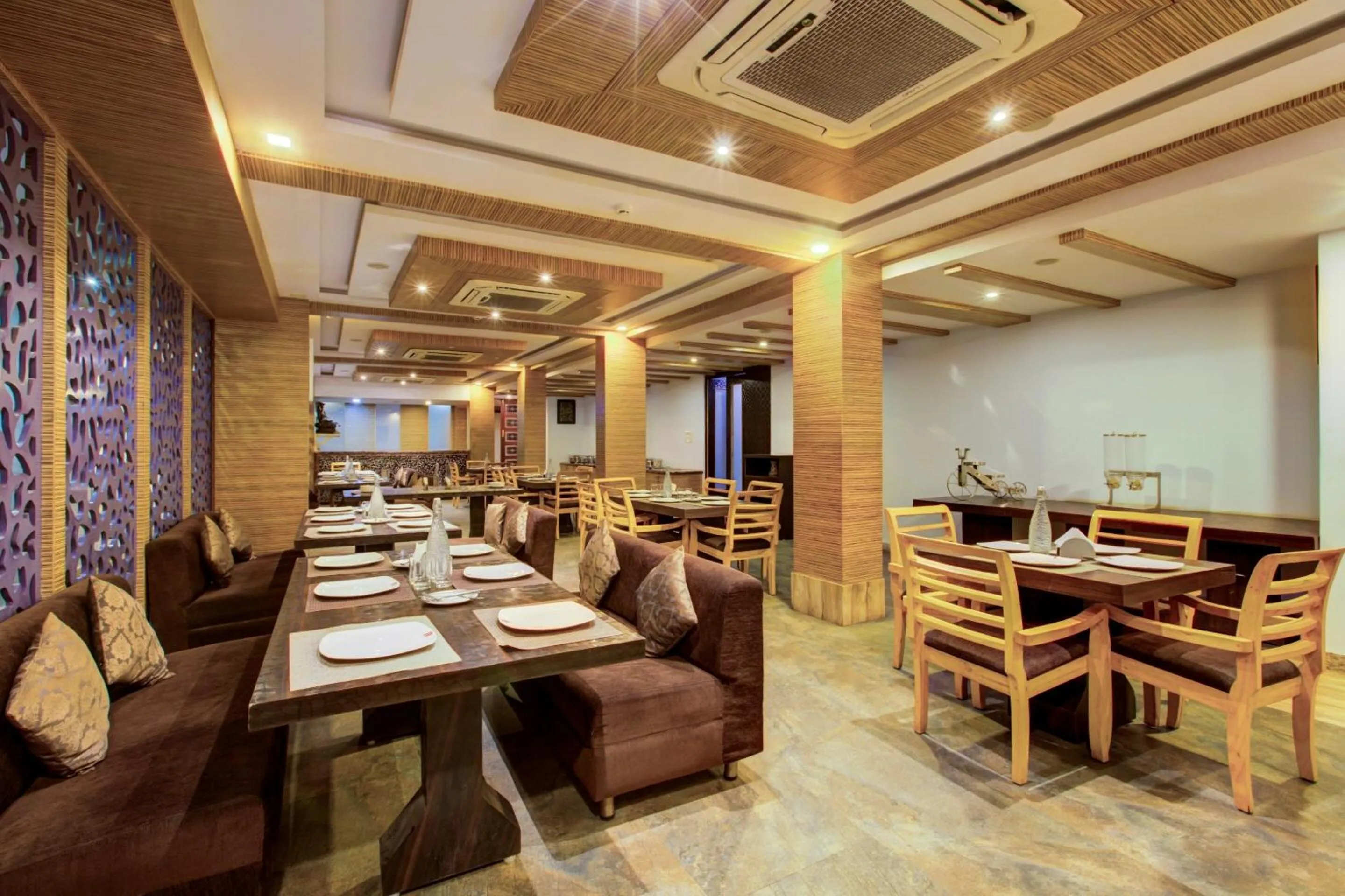 Restaurant/places to eat in Townhouse Oak JVH Hotel Bangalore