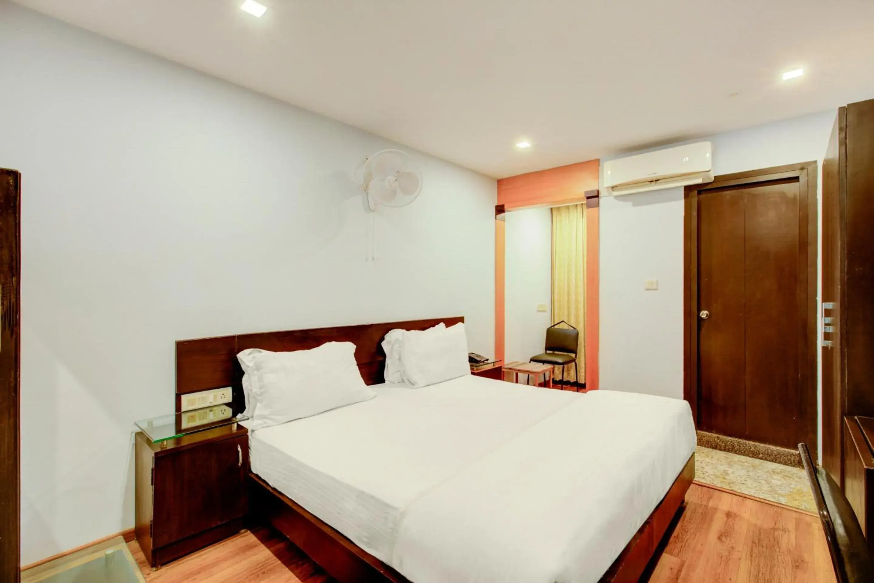 Comfort Triple Room with Shower - single occupancy in Super Townhouse Oak JVH Hotel Bangalore Comfort Triple Room with Shower - single occupancy in Super Townhouse Oak JVH Hotel Bangalore