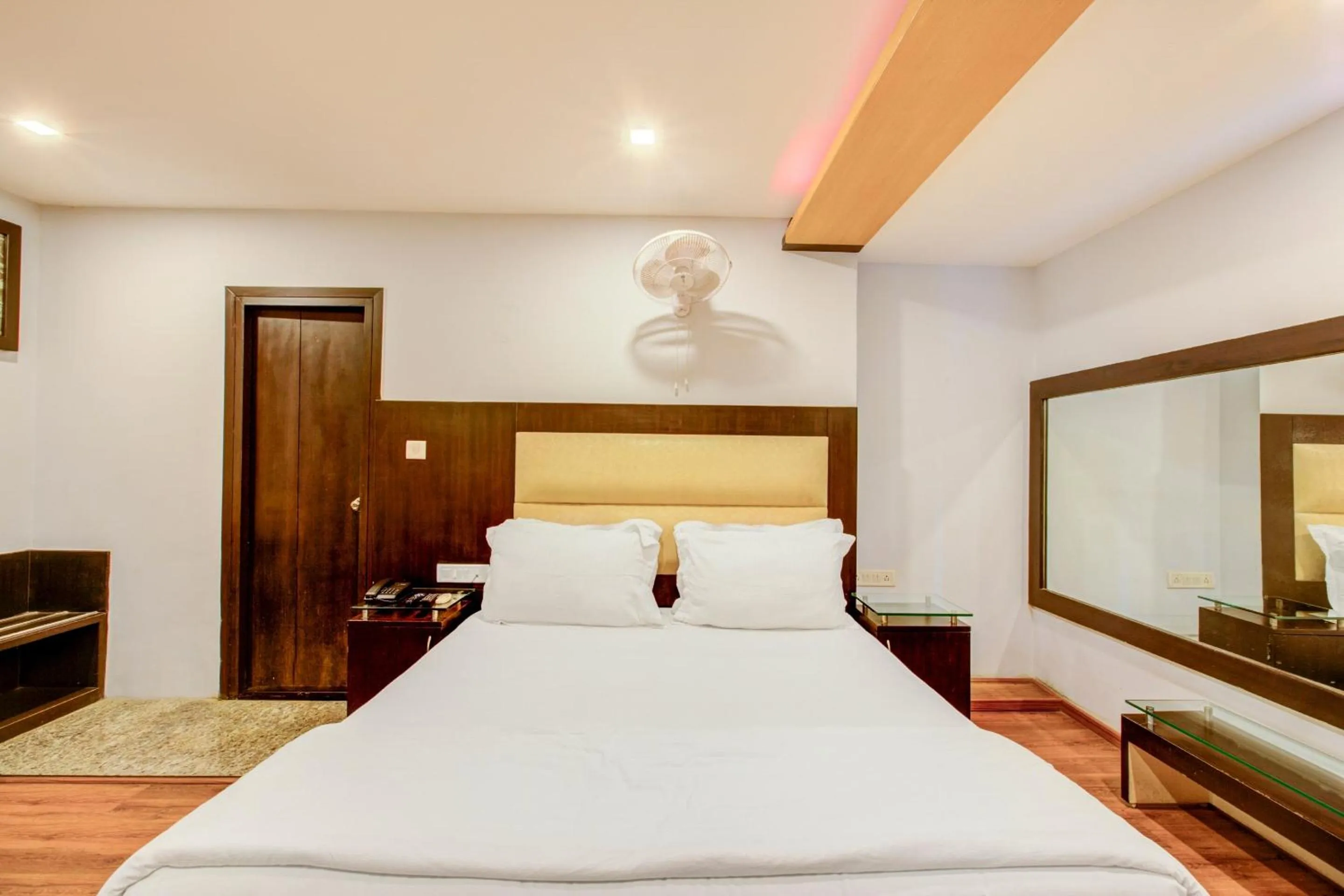 Bedroom in Townhouse Oak JVH Hotel Bangalore
