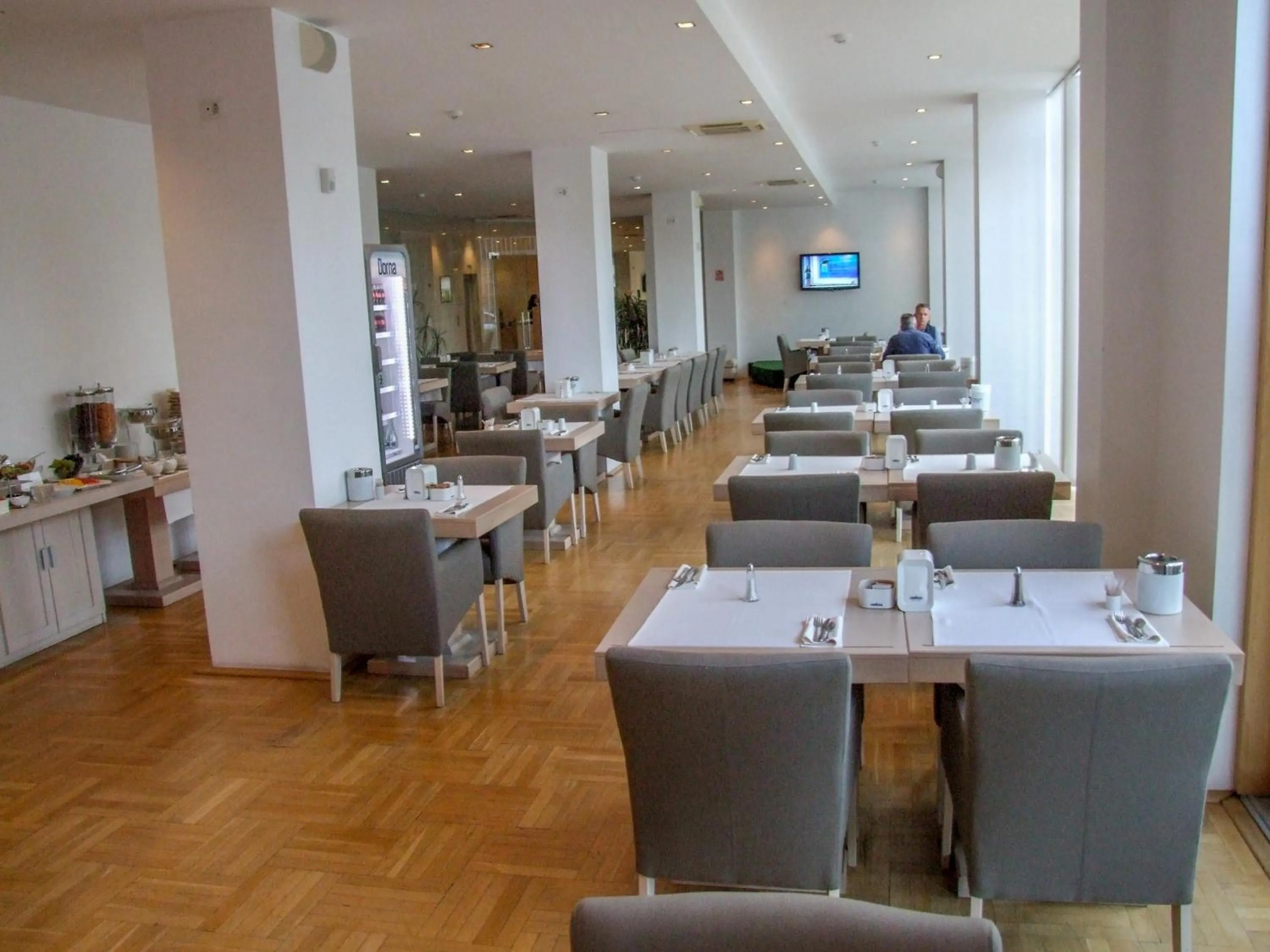 Restaurant/places to eat in Hotel Satu Mare City