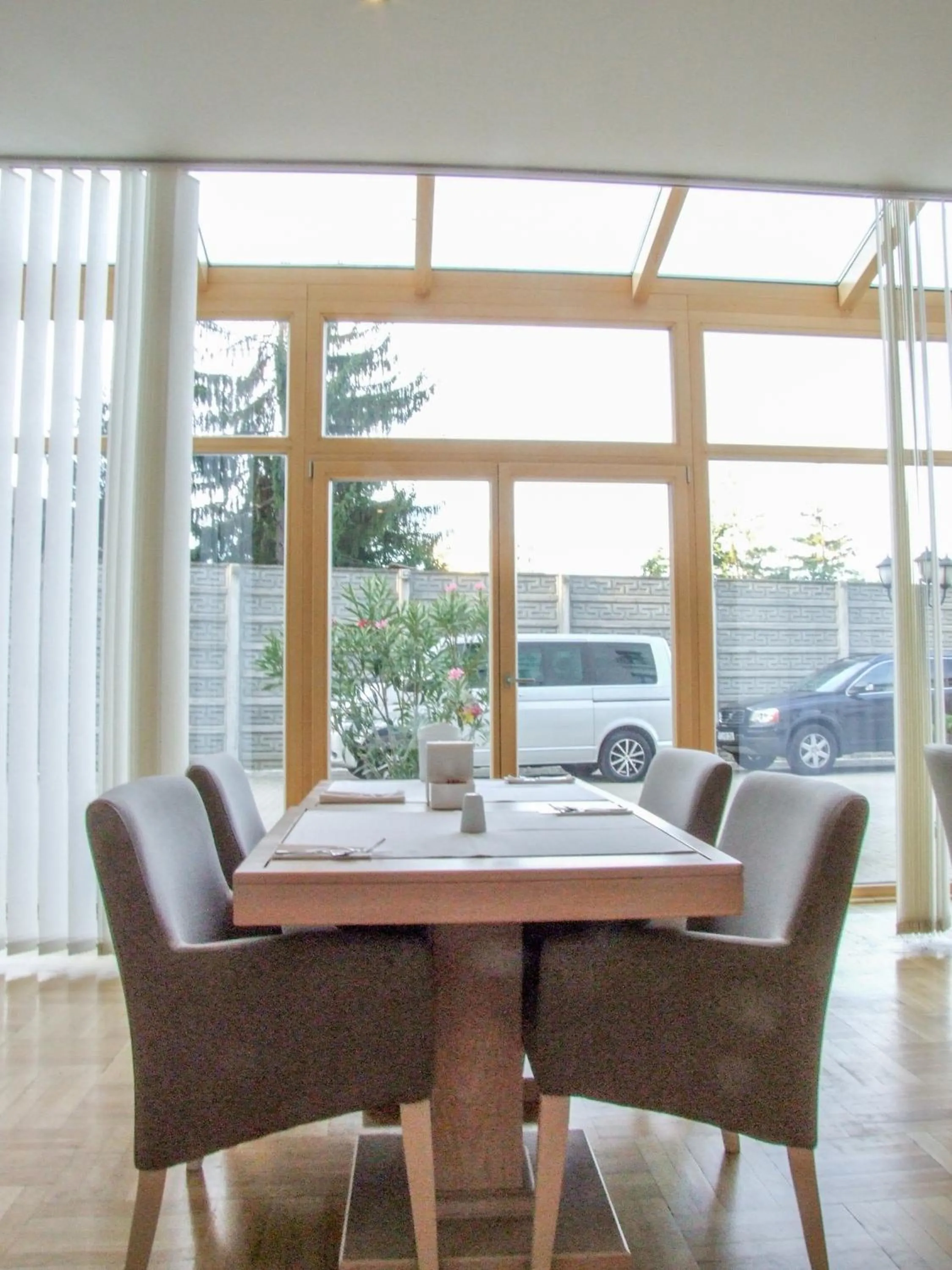 Restaurant/places to eat in Hotel Satu Mare City