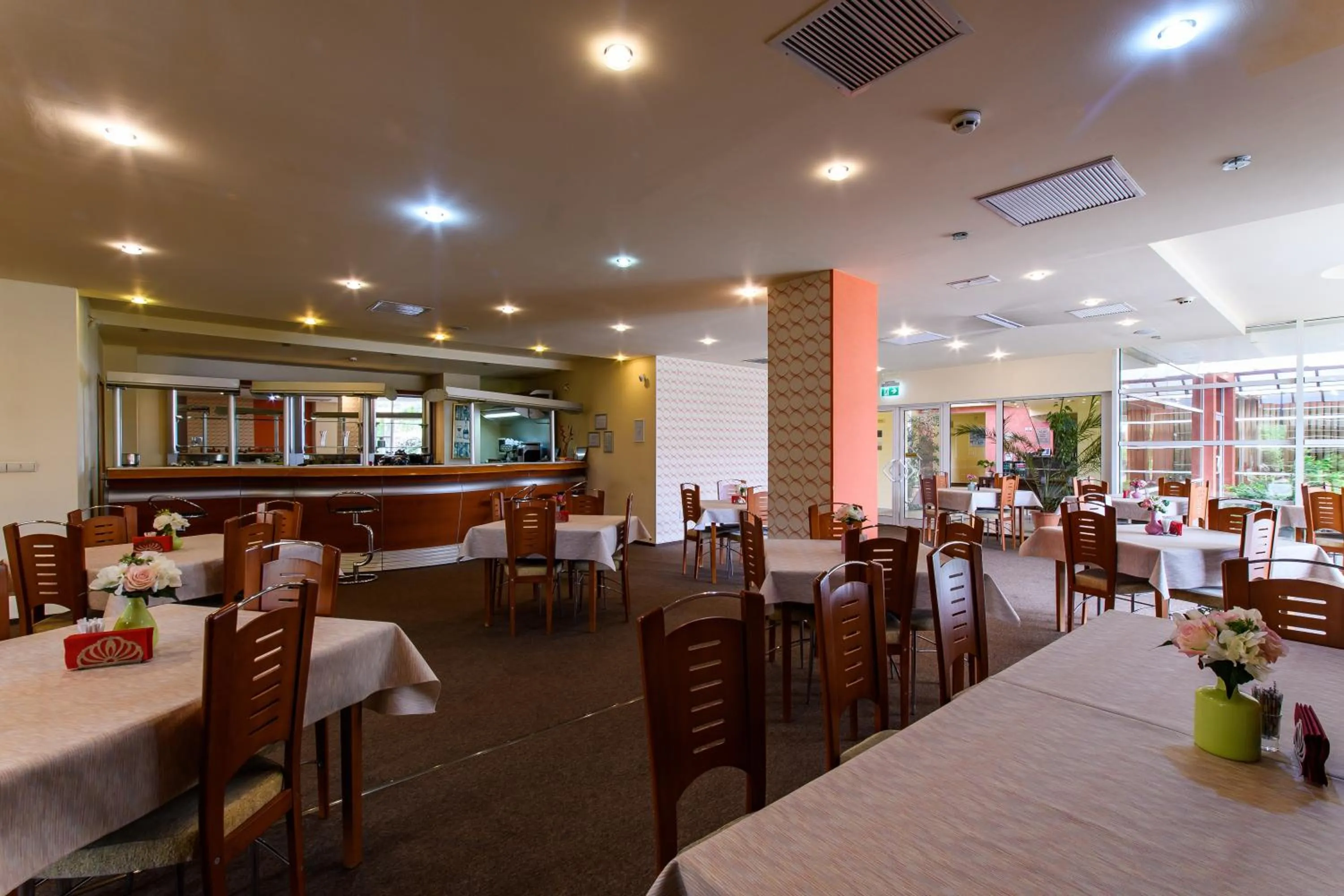 Restaurant/places to eat in Hotel Torontal