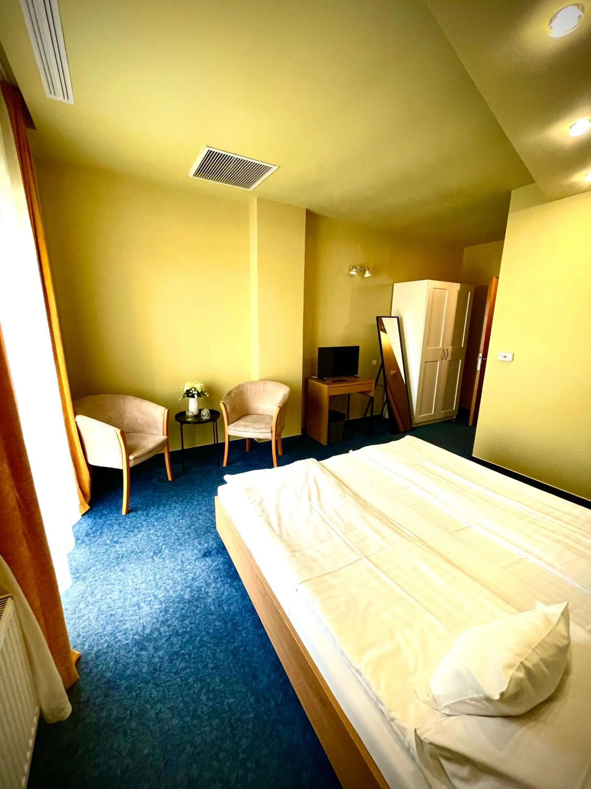 Photo of the whole room, Bed in Hotel Torontal