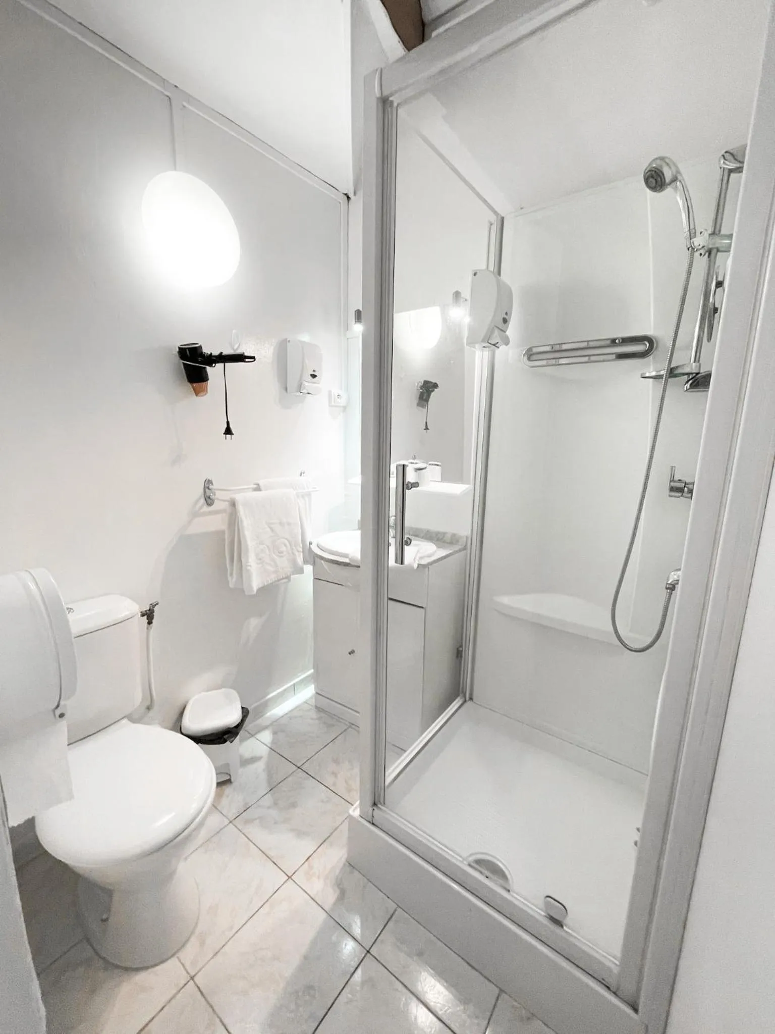 Bathroom in Hotel Central Anzac