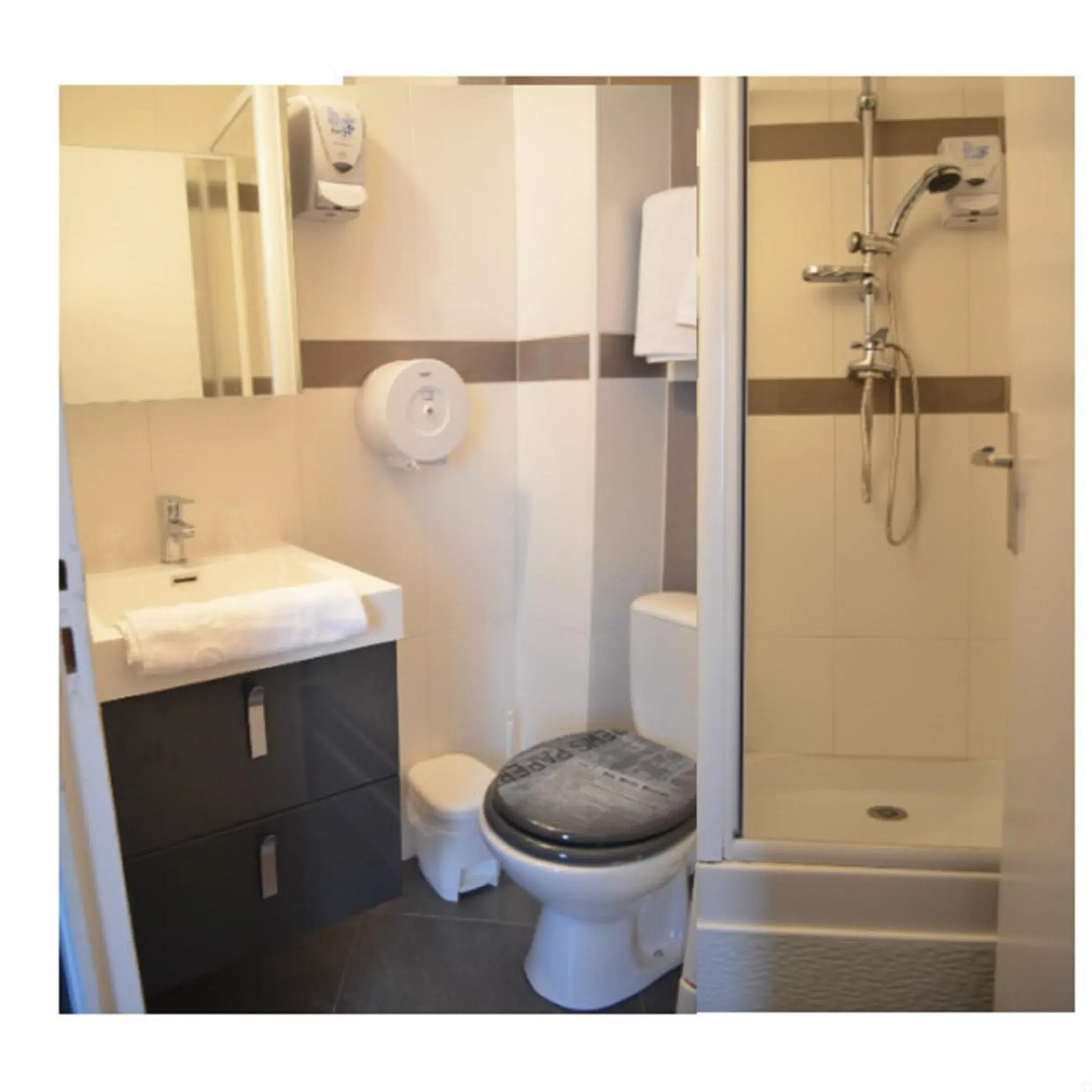 Quadruple Room with Bunk Bed in Hotel Central Anzac Quadruple Room with Bunk Bed in Hotel Central Anzac