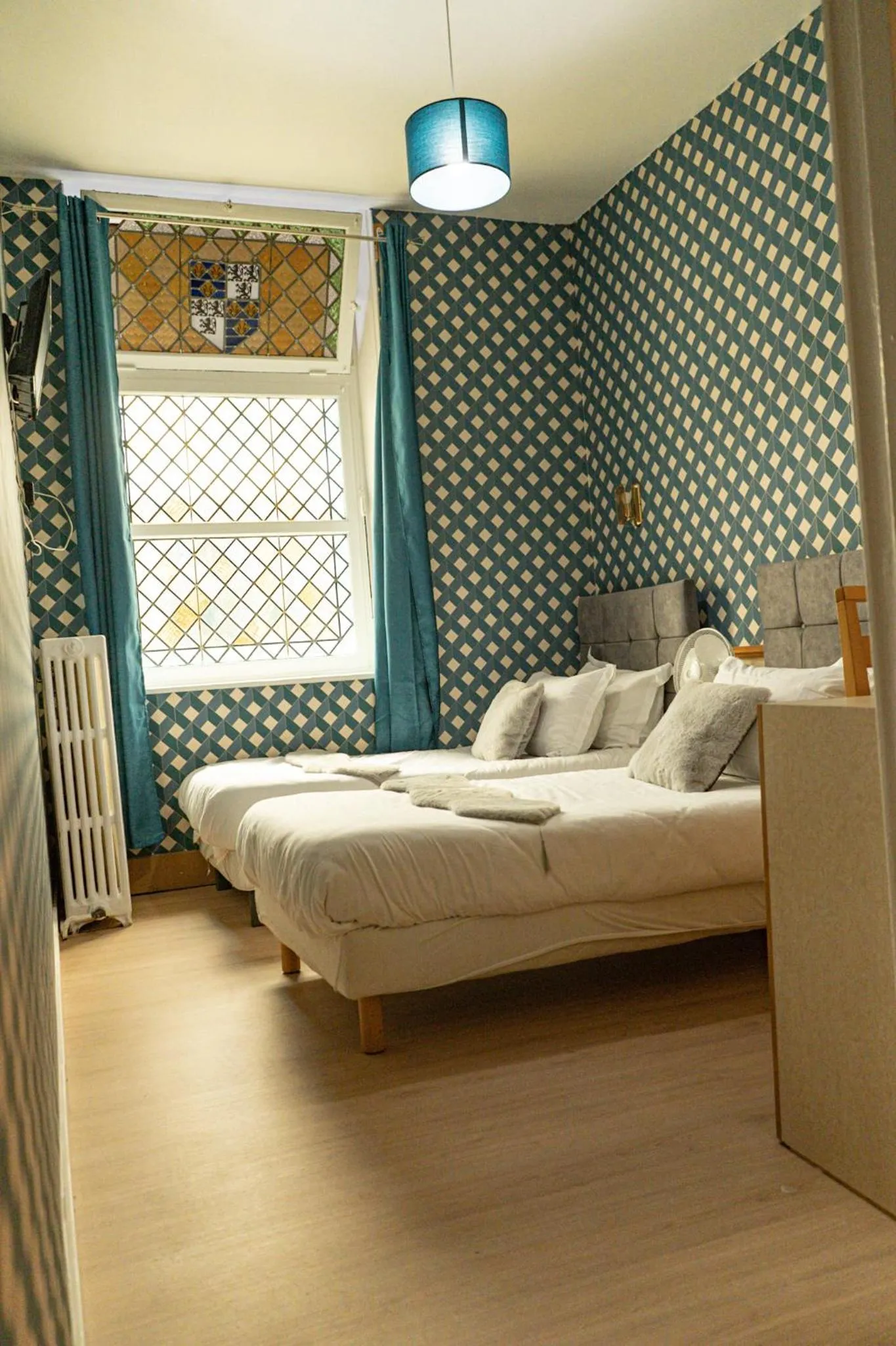 Photo of the whole room, Bed in Hotel Central Anzac