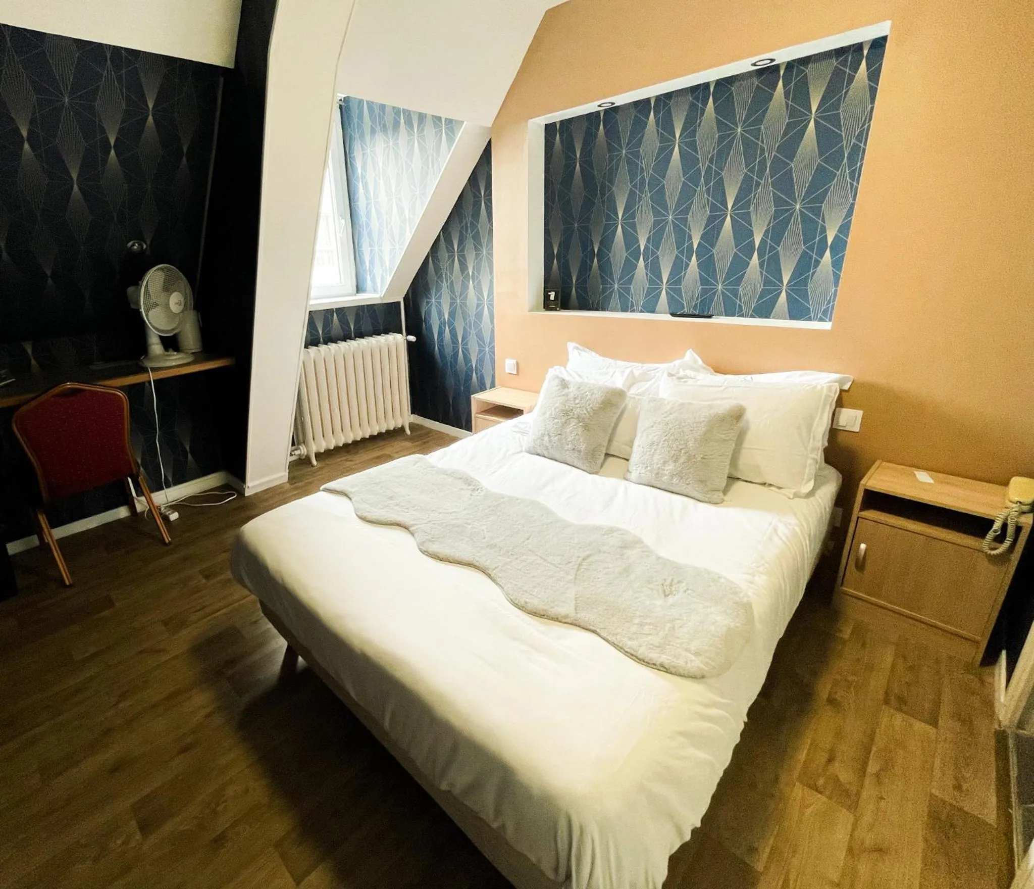 Photo of the whole room, Bed in Hotel Central Anzac