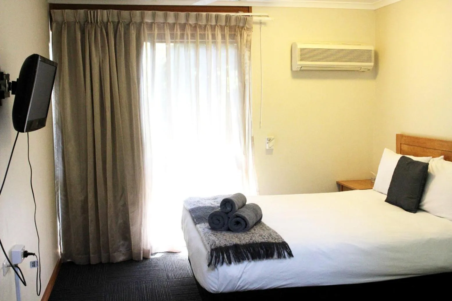 Bedroom, Bed in Henry's Quirindi