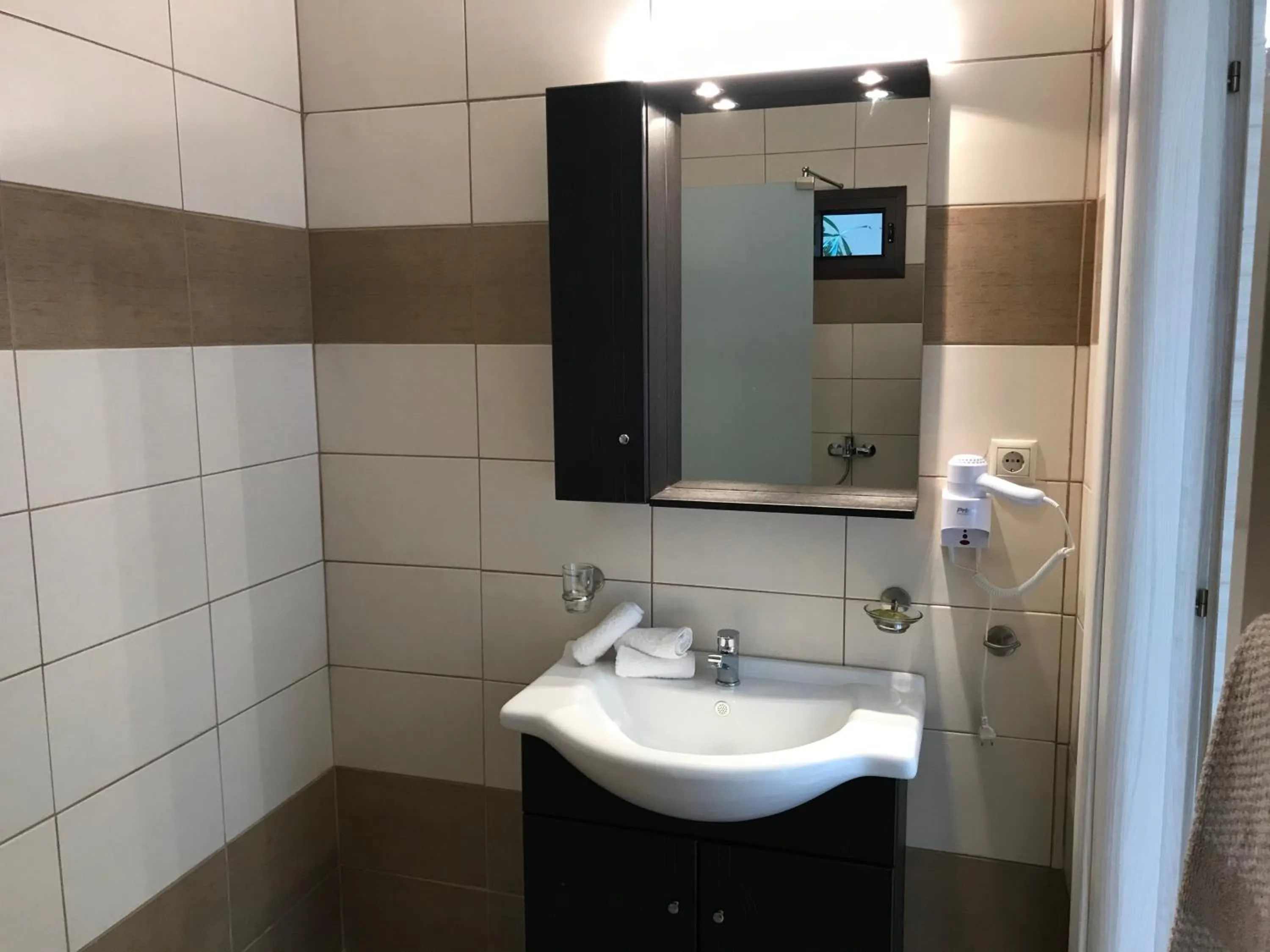 Bathroom in Koumaros Aparthotel