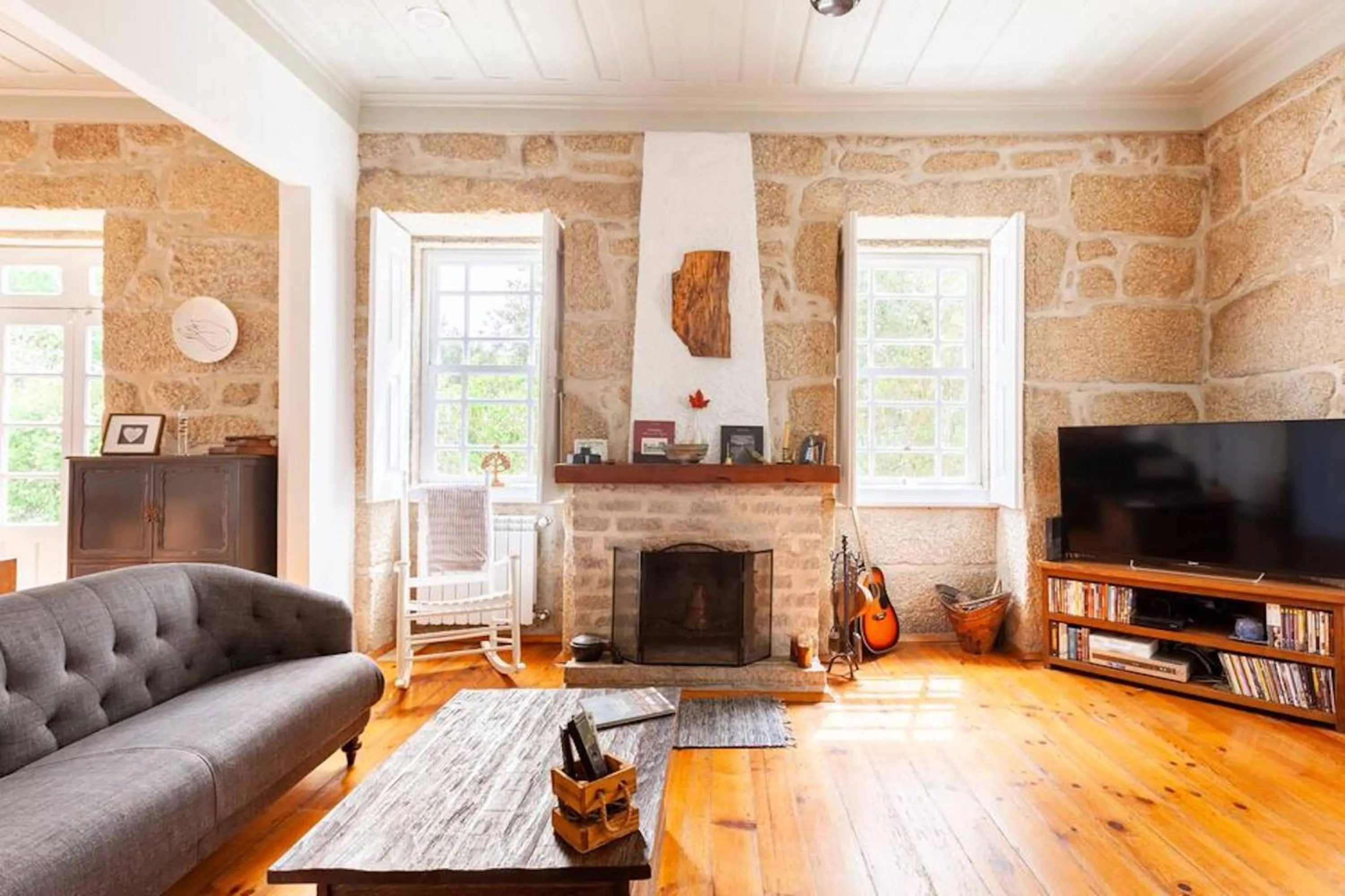 Communal lounge/ TV room in Casa do Cabeço