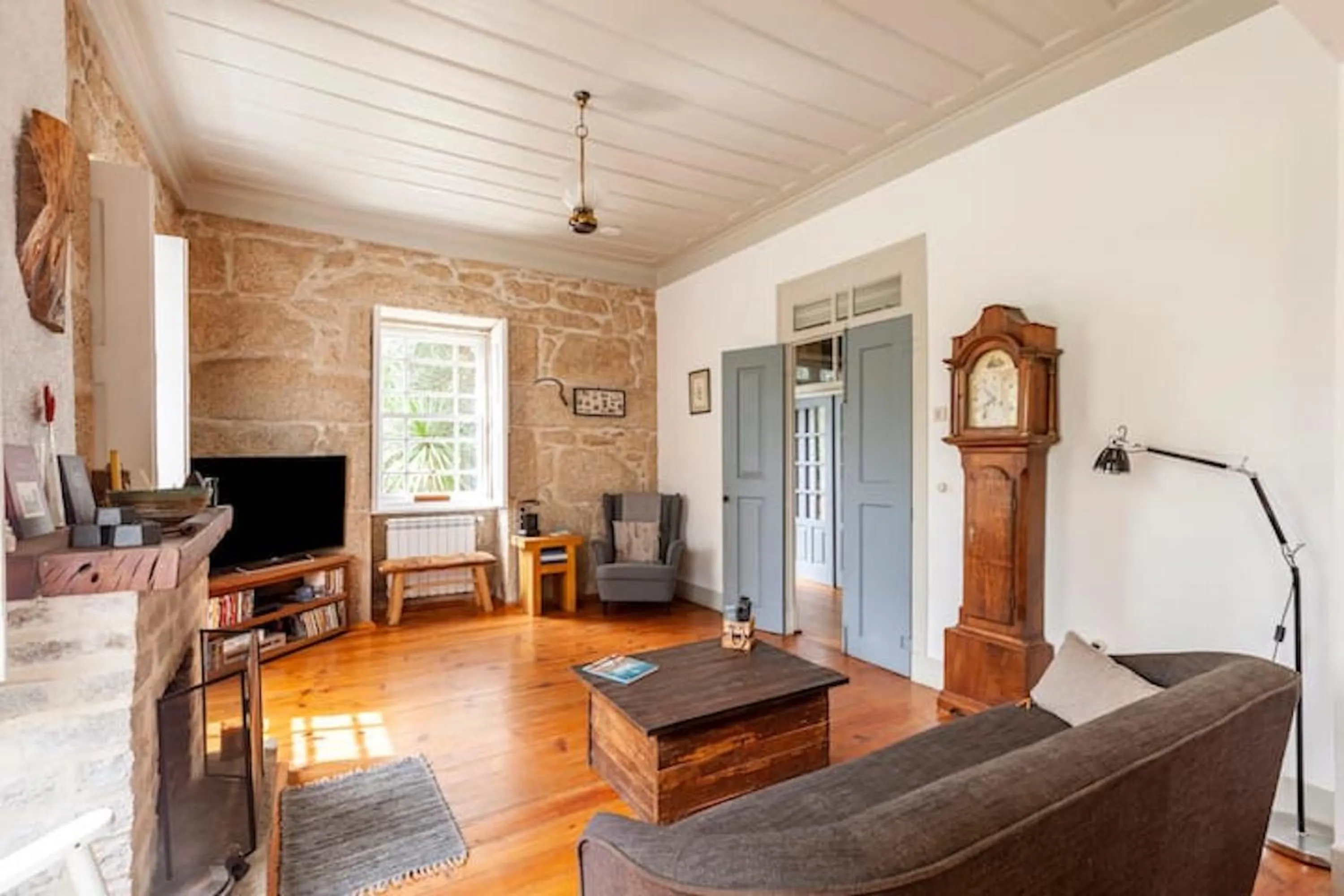 Communal lounge/ TV room in Casa do Cabeço