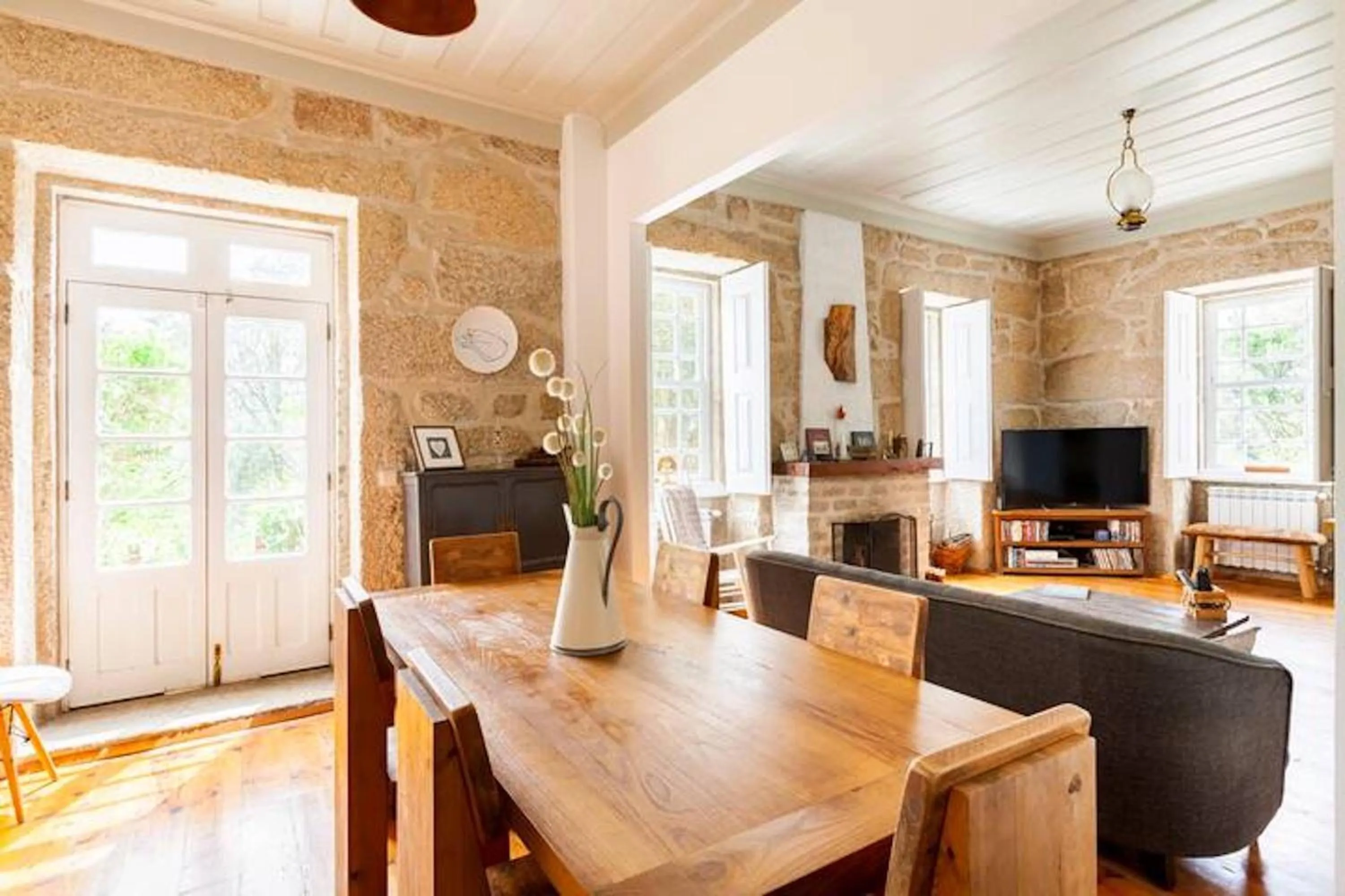 Communal lounge/ TV room in Casa do Cabeço