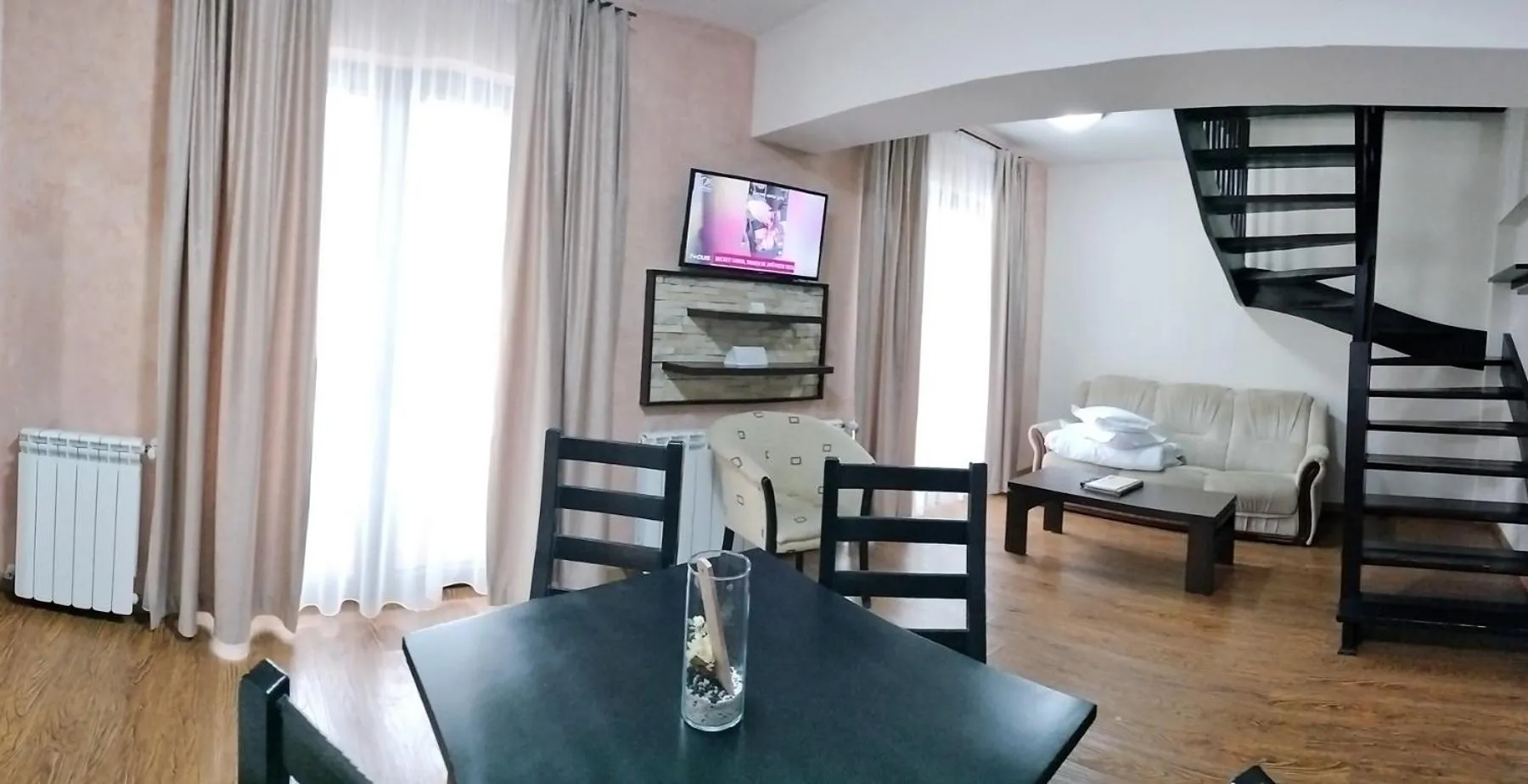 Communal lounge/ TV room in Hotel Bucegi