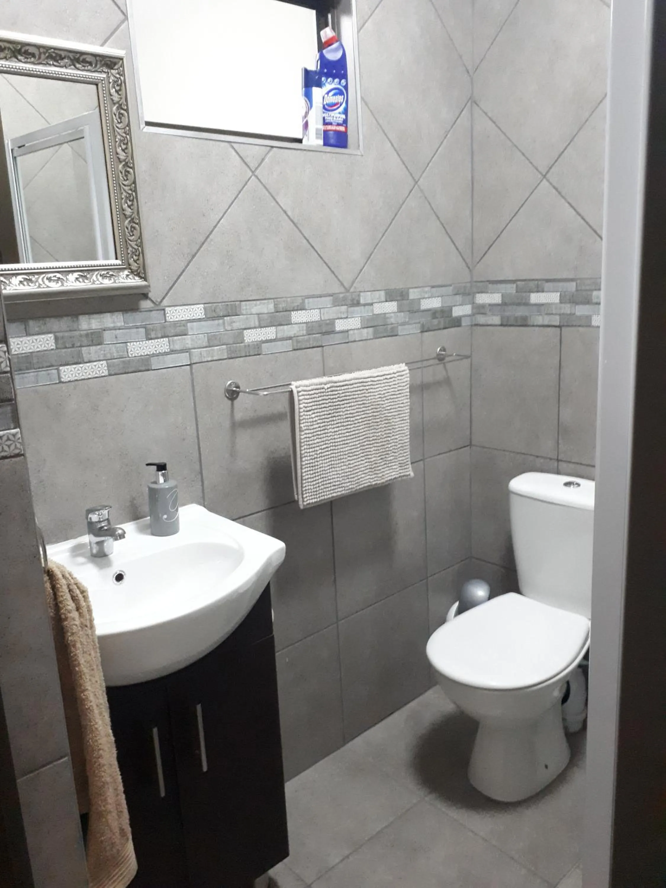 Toilet in Blue Sea Guest House