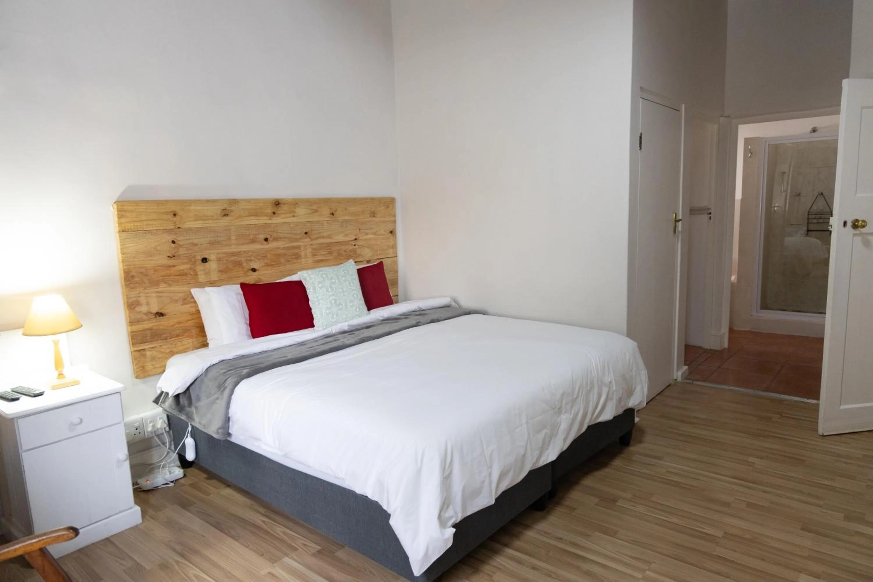 Photo of the whole room, Bed in Montagu Koo Karoo