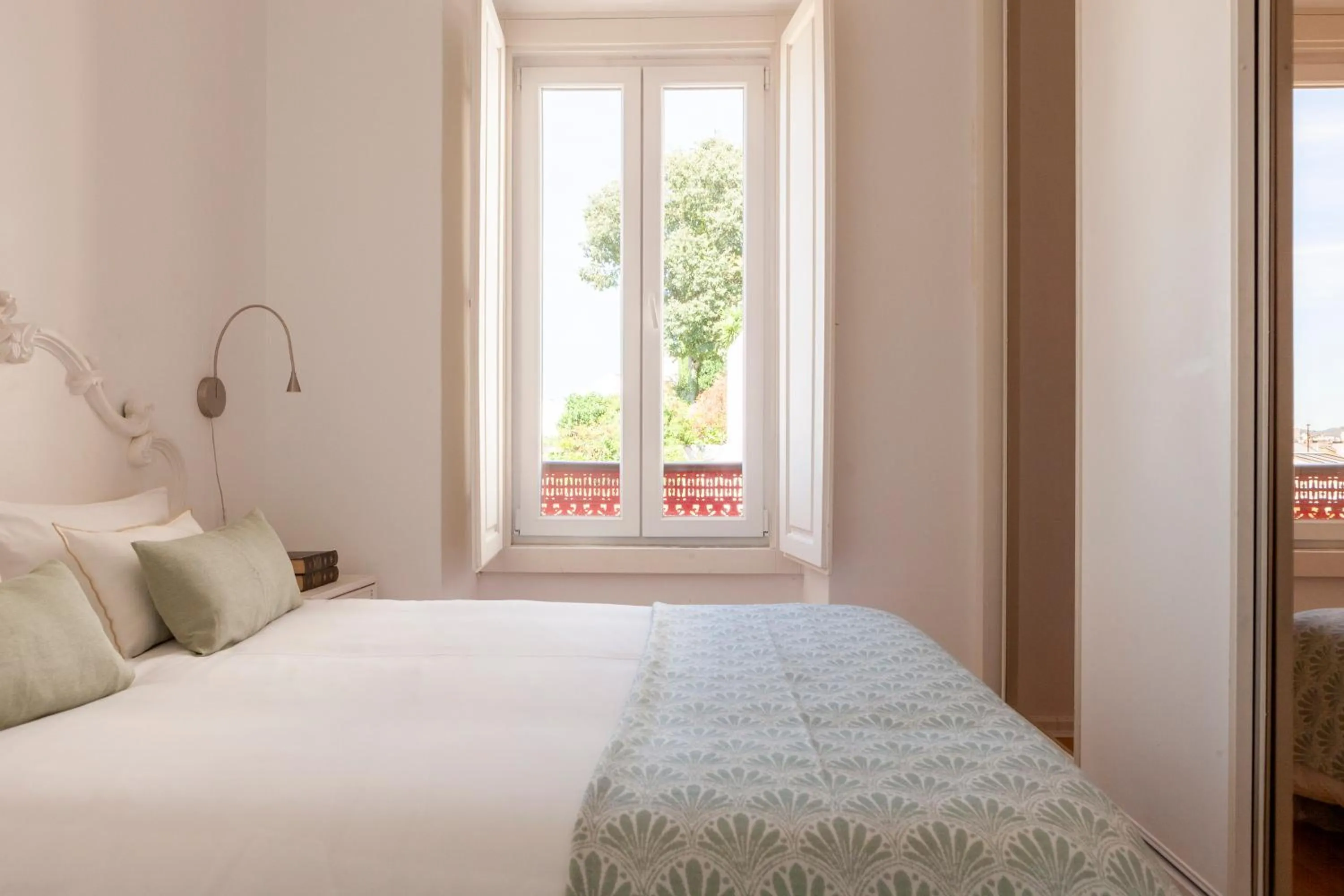 Bed in Alfama Amazing Scenic River and City View Charming apartment With 2 bedrooms and AC 19th Century Building