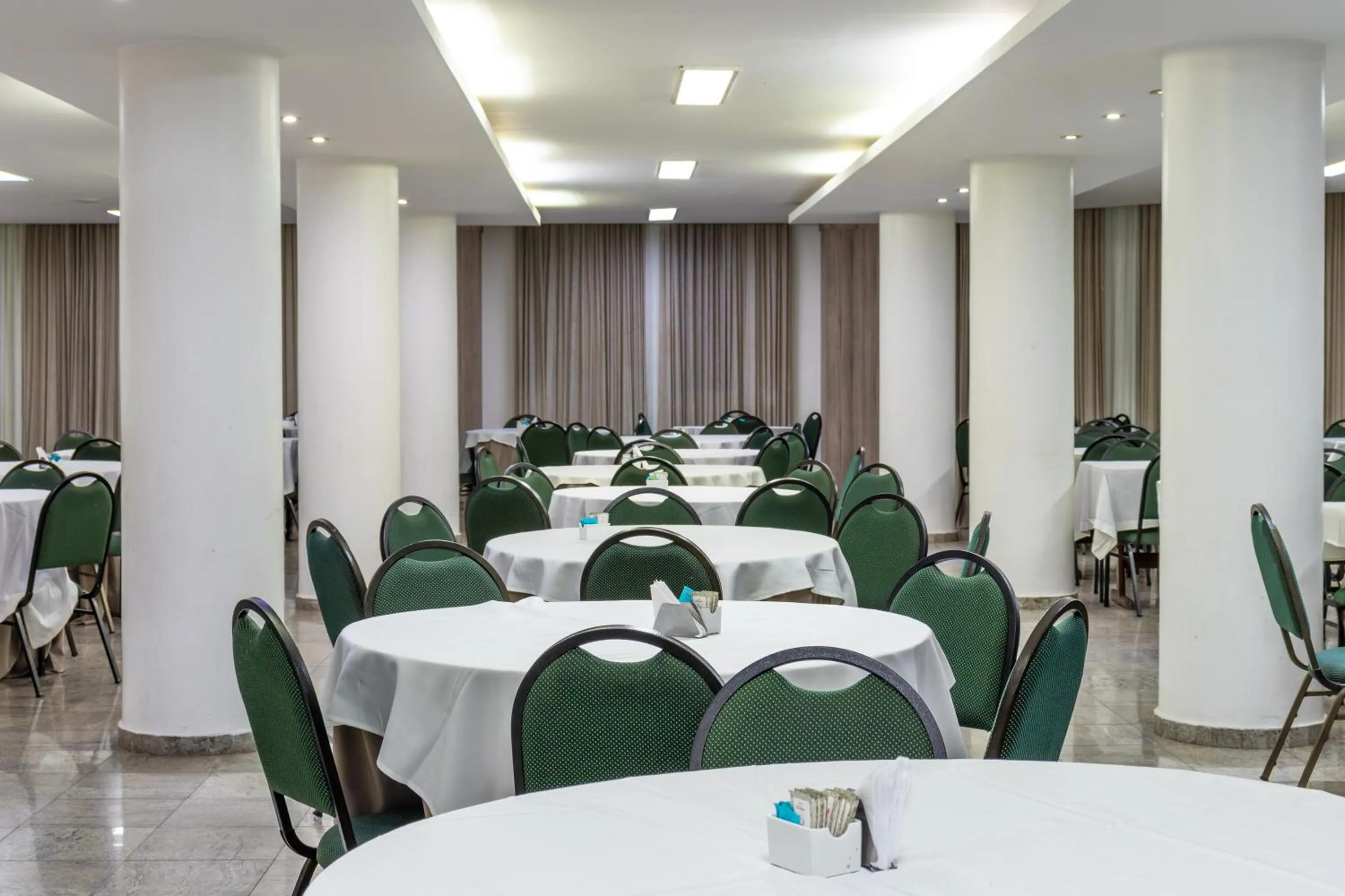 Restaurant/places to eat in Umuarama Plaza Hotel by Castelo Itaipava