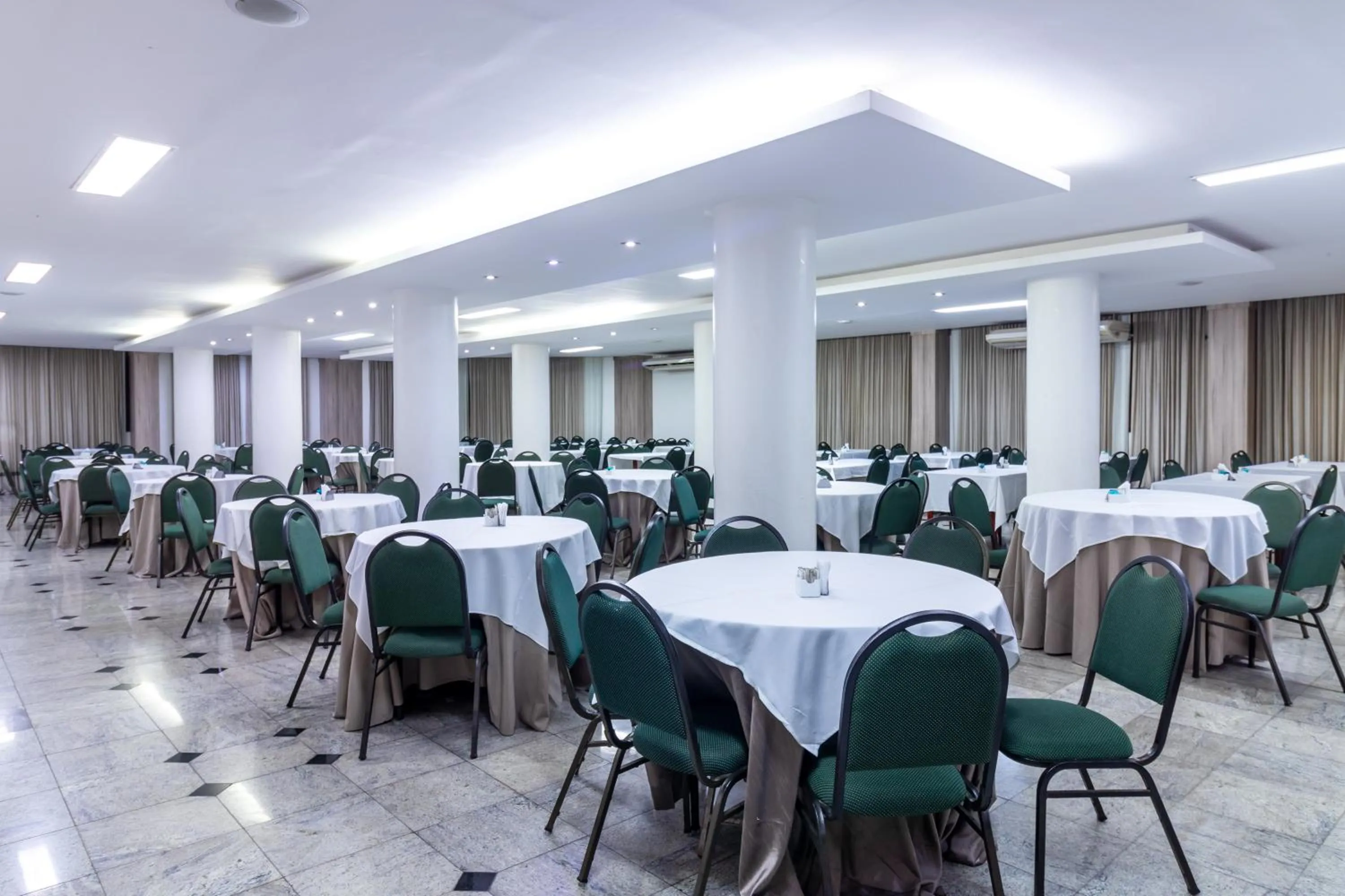 Restaurant/places to eat in Umuarama Plaza Hotel by Castelo Itaipava