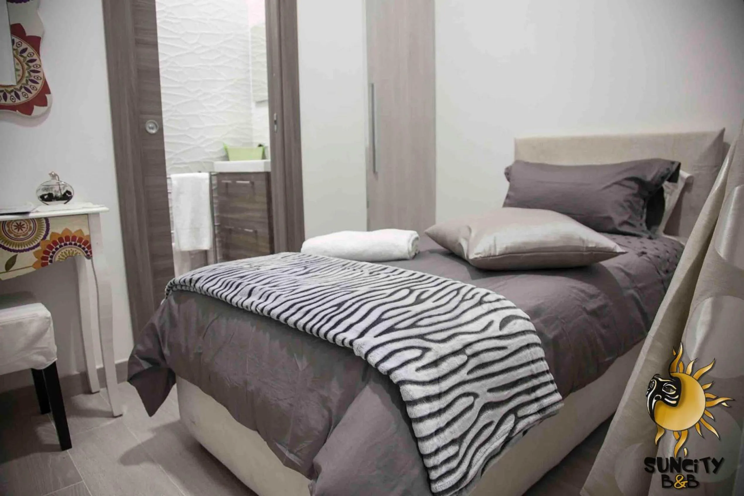 Bedroom, Bed in Suncity B&B