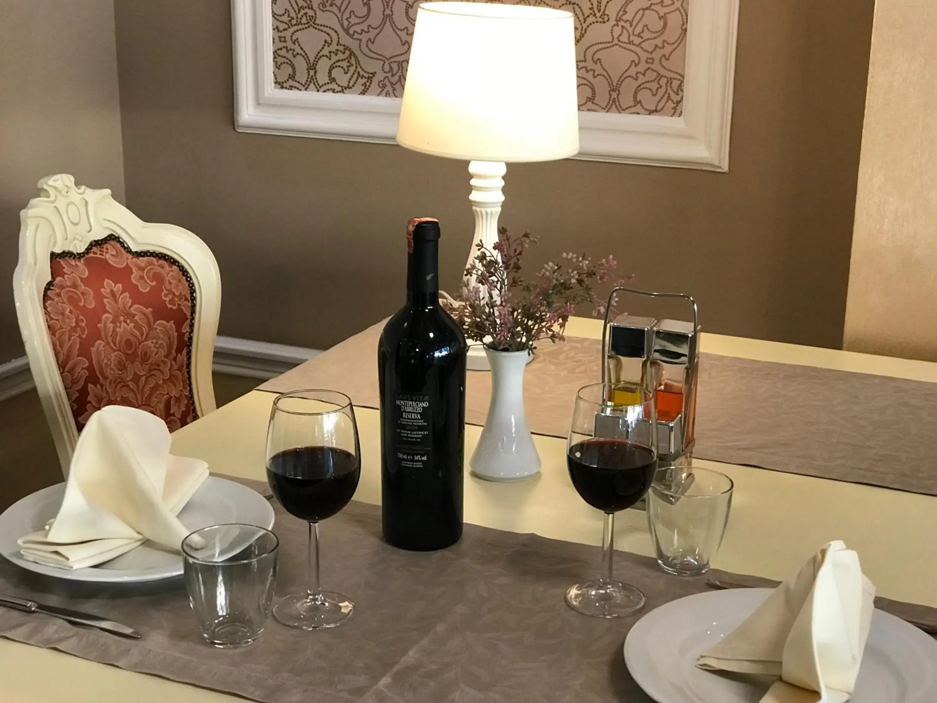 Food and drinks in Hotel Deluxe Food and drinks in Hotel Deluxe