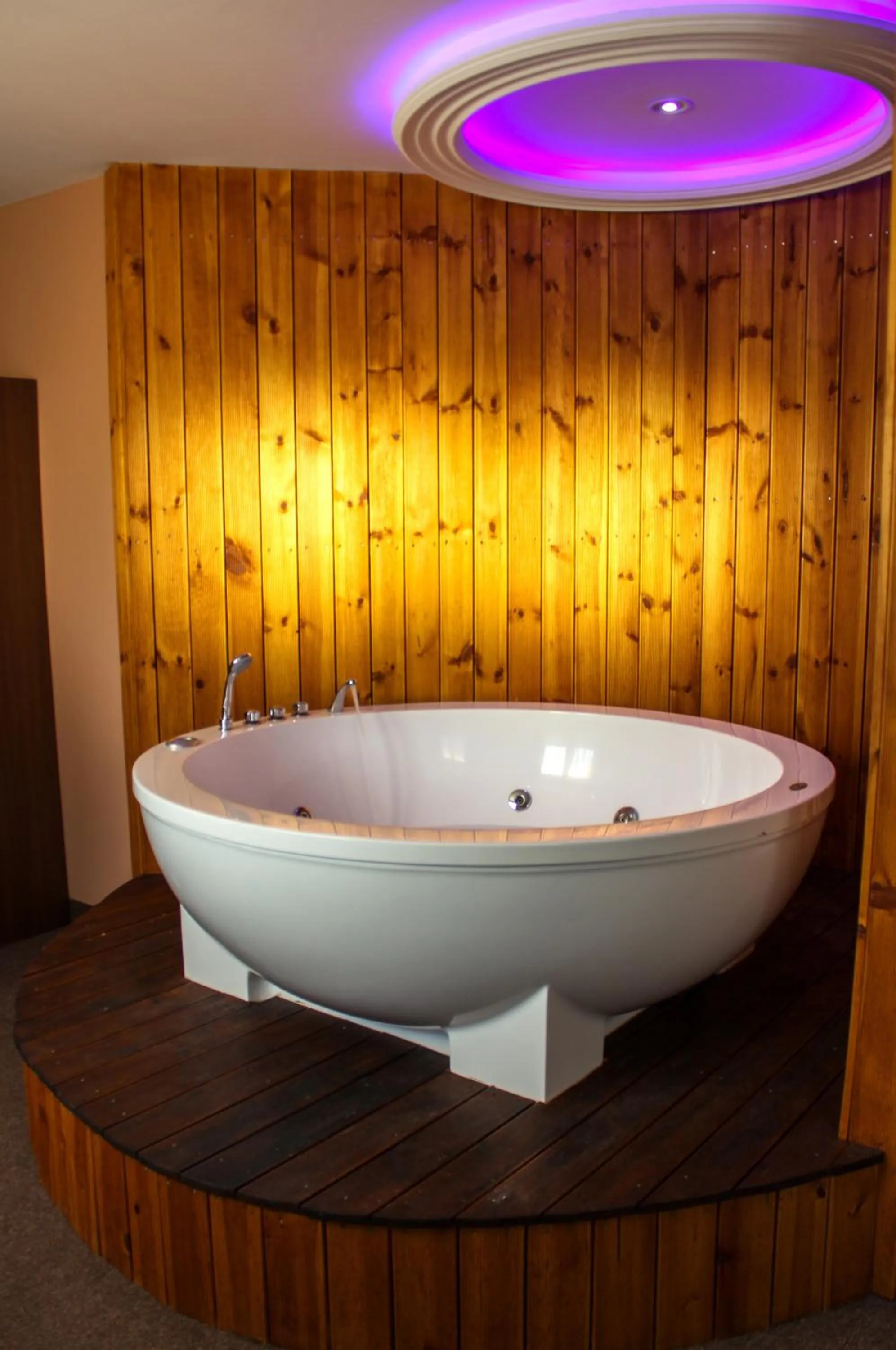 Hot Tub in Hotel Deluxe