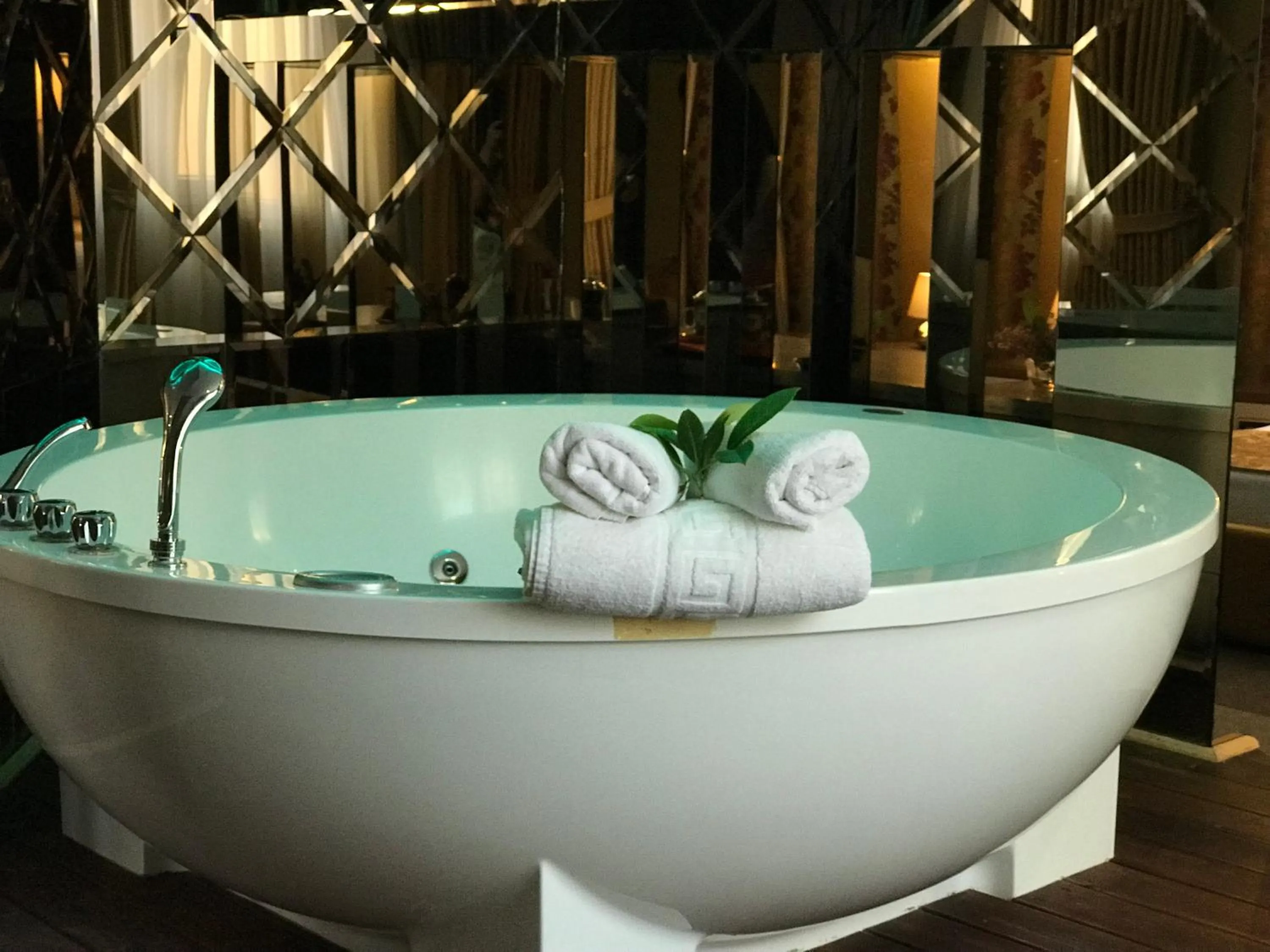 Hot Tub in Hotel Deluxe