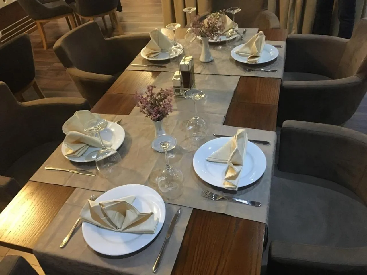 Restaurant/places to eat in Hotel Deluxe