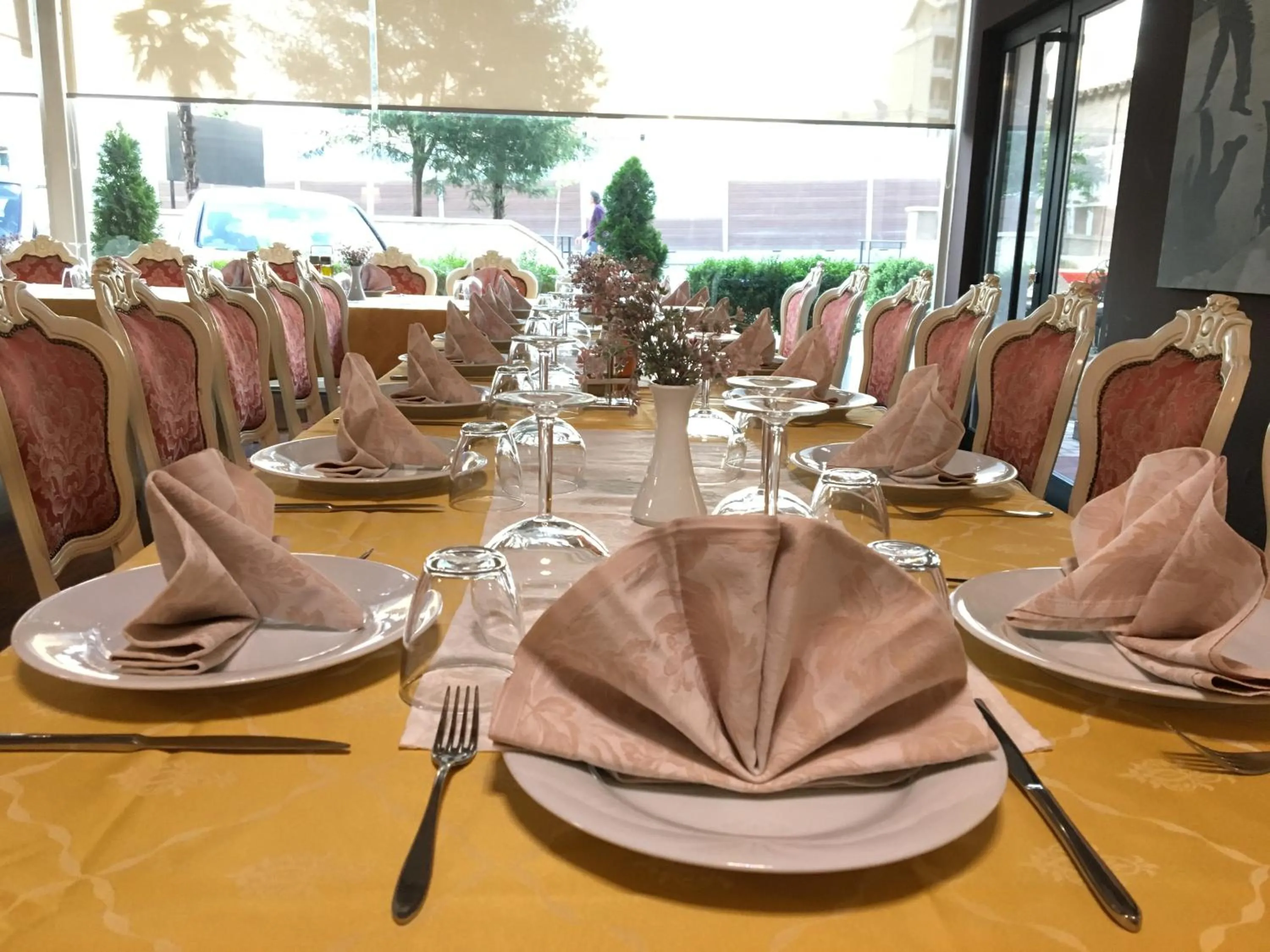 Restaurant/places to eat in Hotel Deluxe