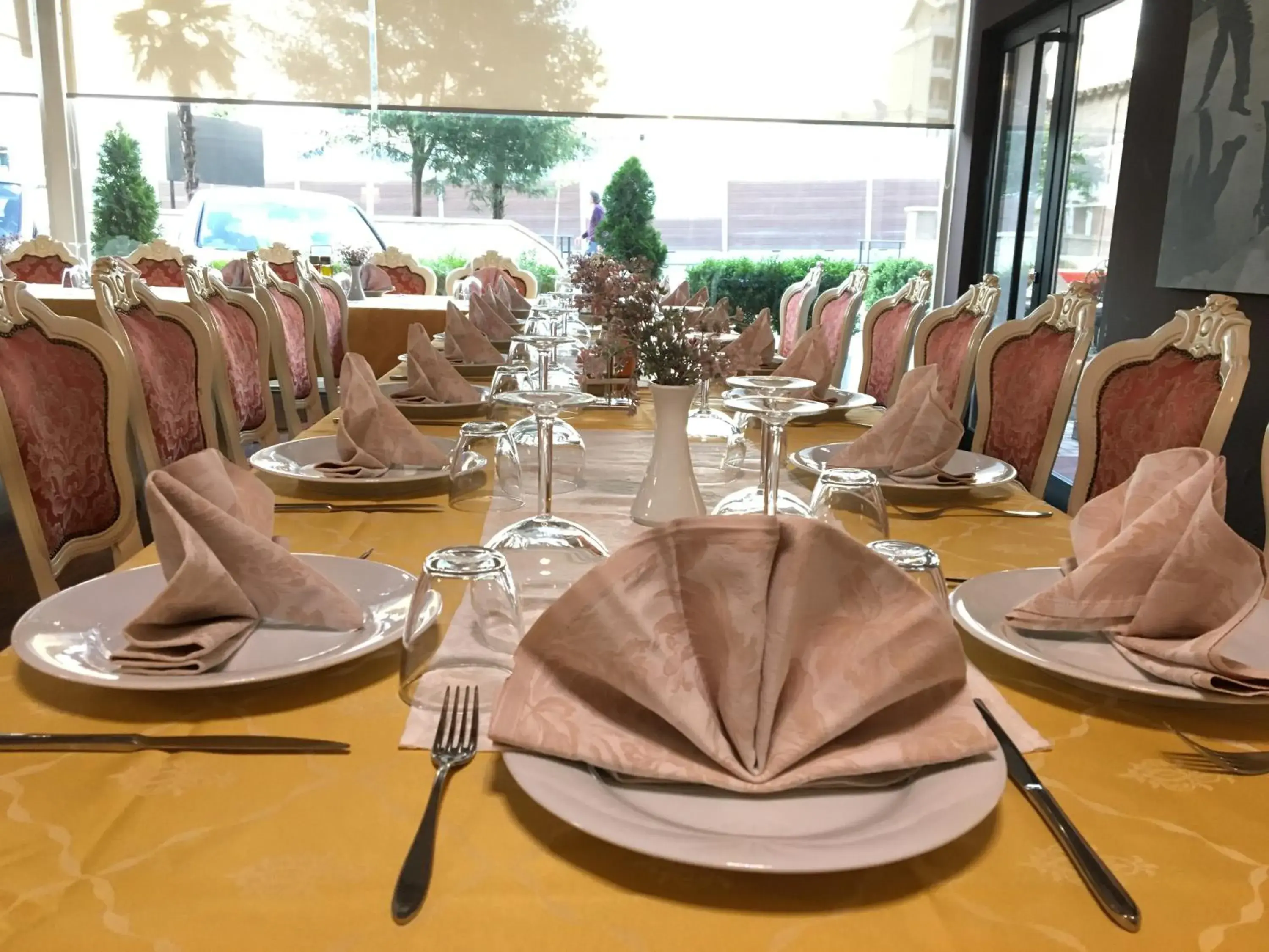 Restaurant/places to eat in Hotel Deluxe Restaurant/places to eat in Hotel Deluxe