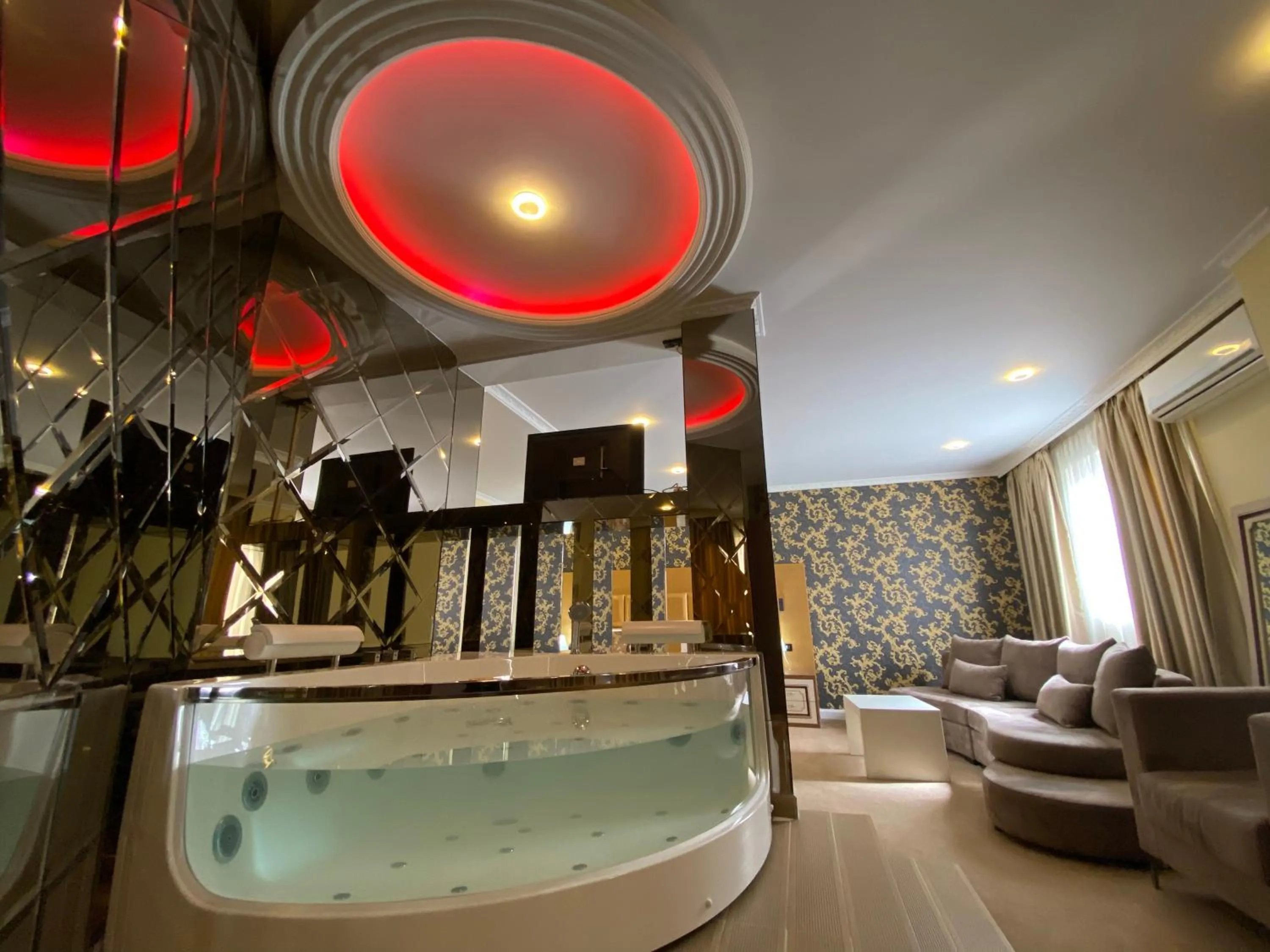 Hot Tub in Hotel Deluxe