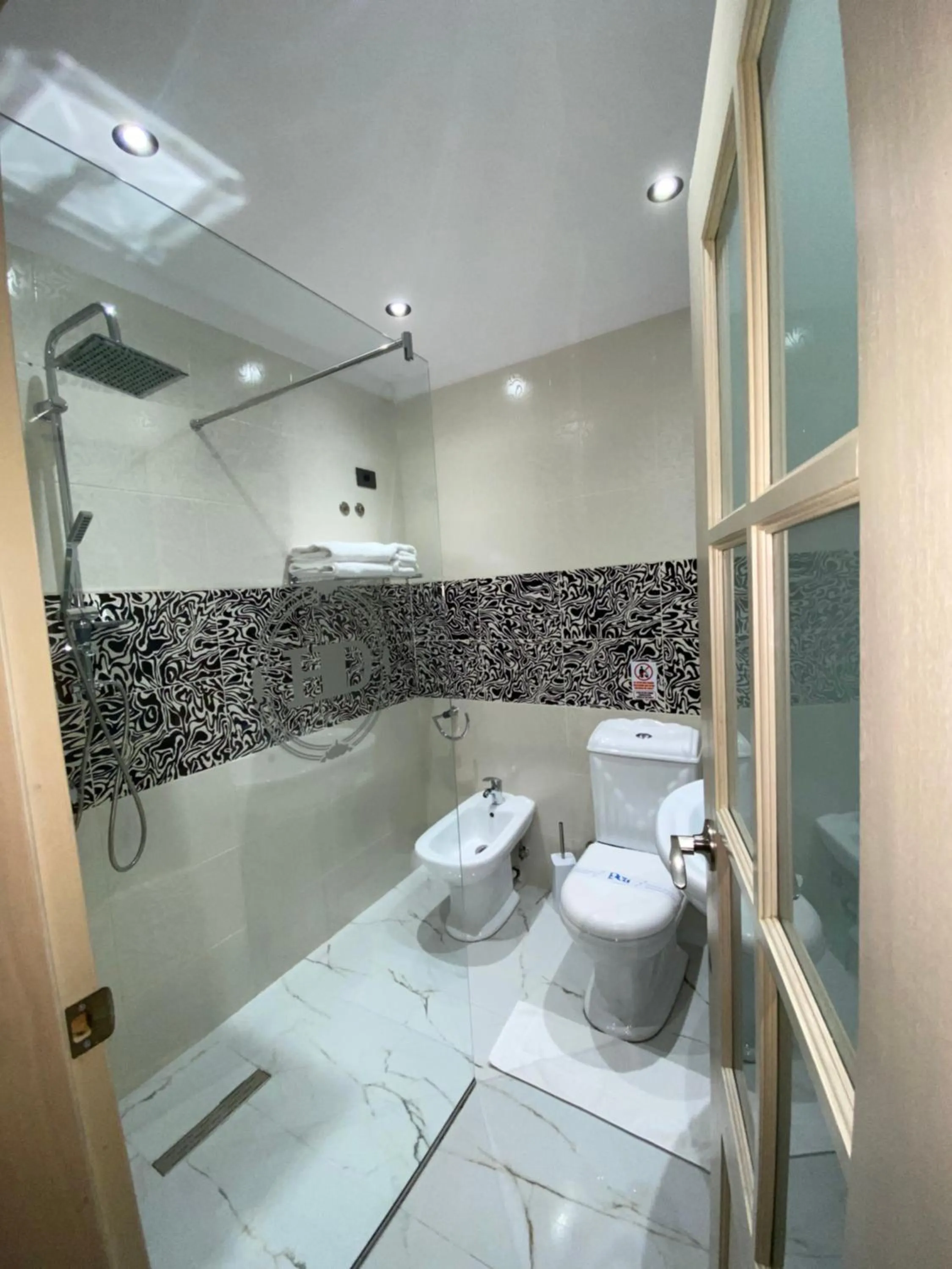 Shower in Hotel Deluxe