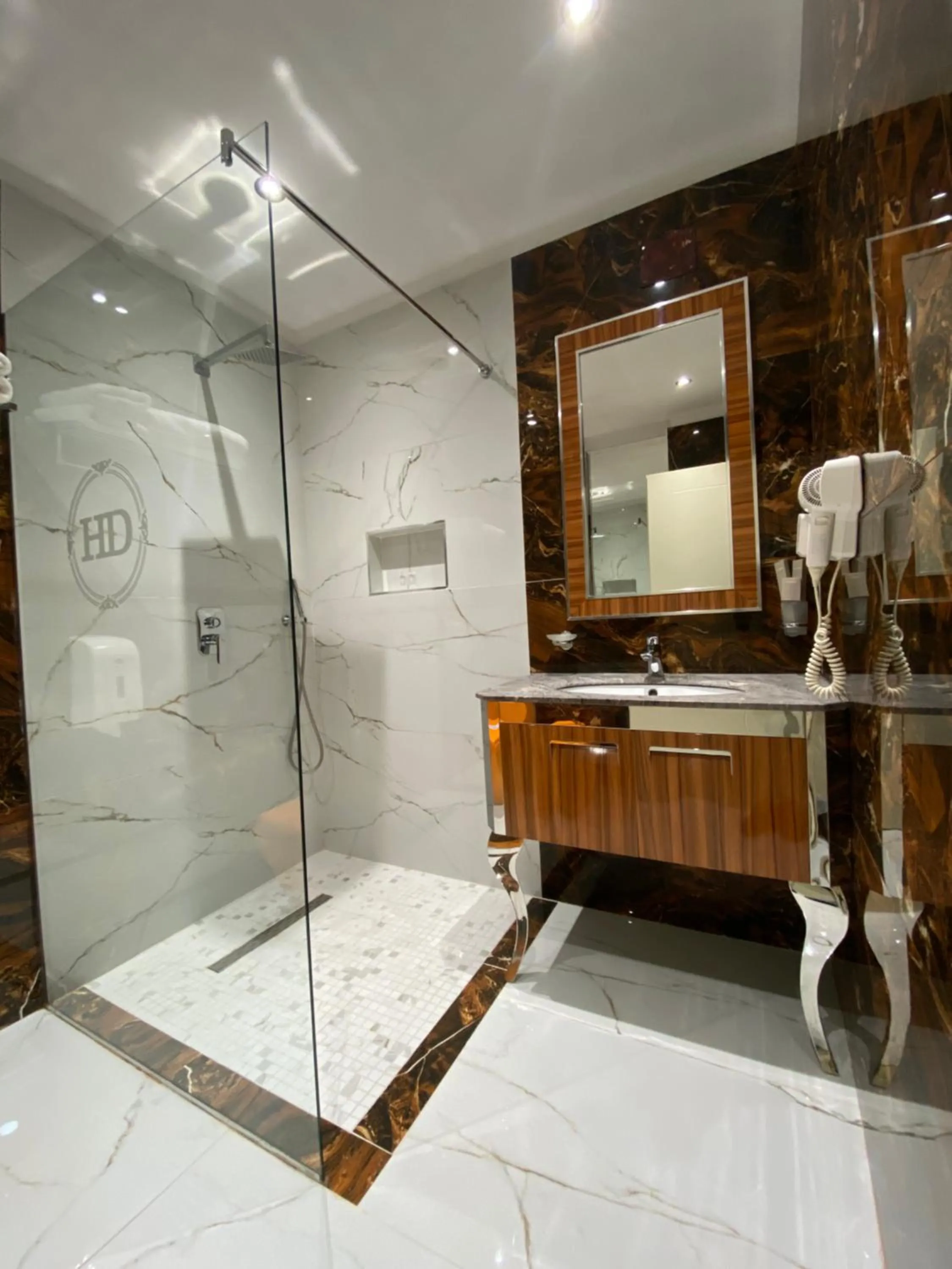 Shower in Hotel Deluxe