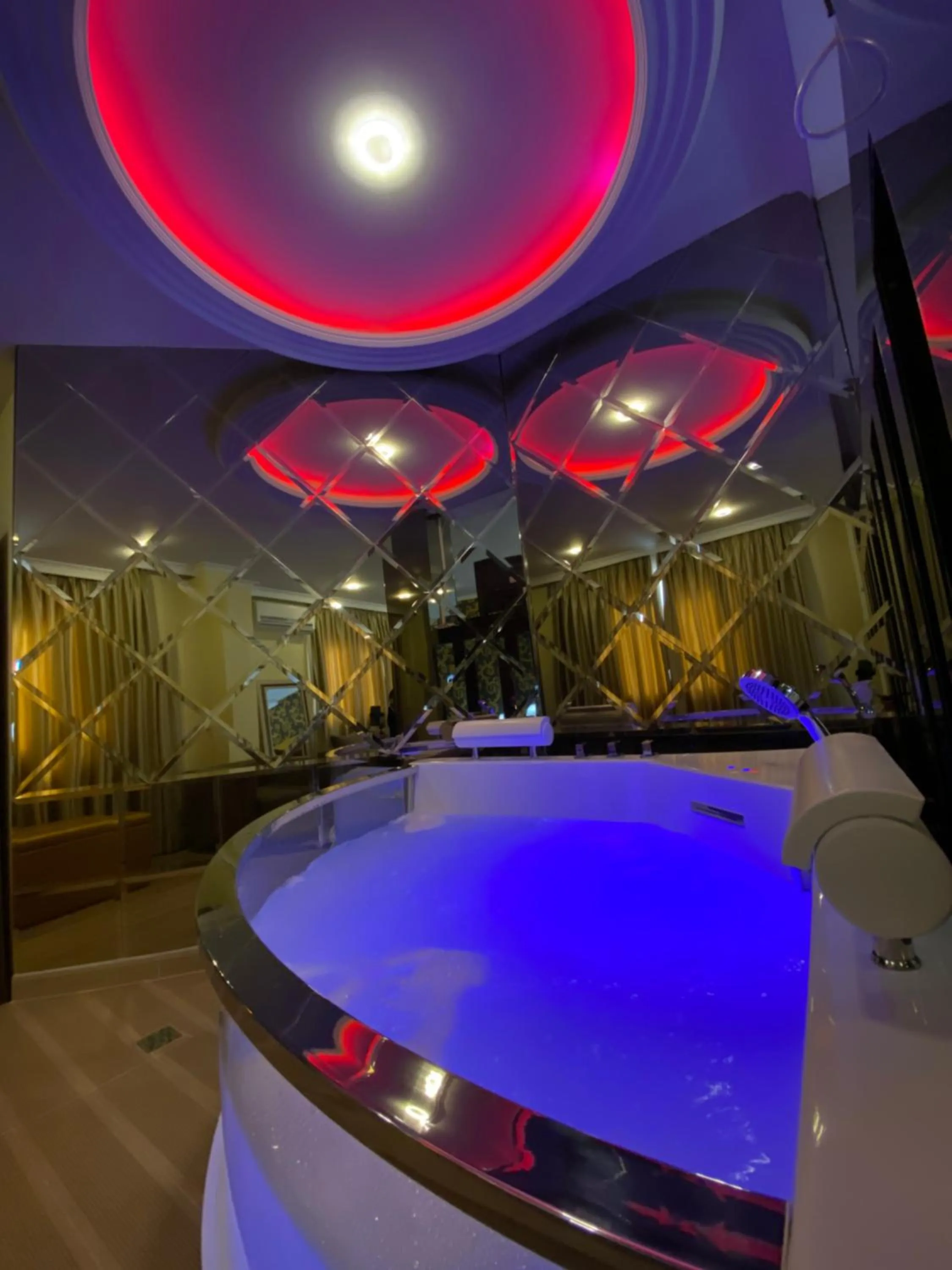 Hot Tub in Hotel Deluxe