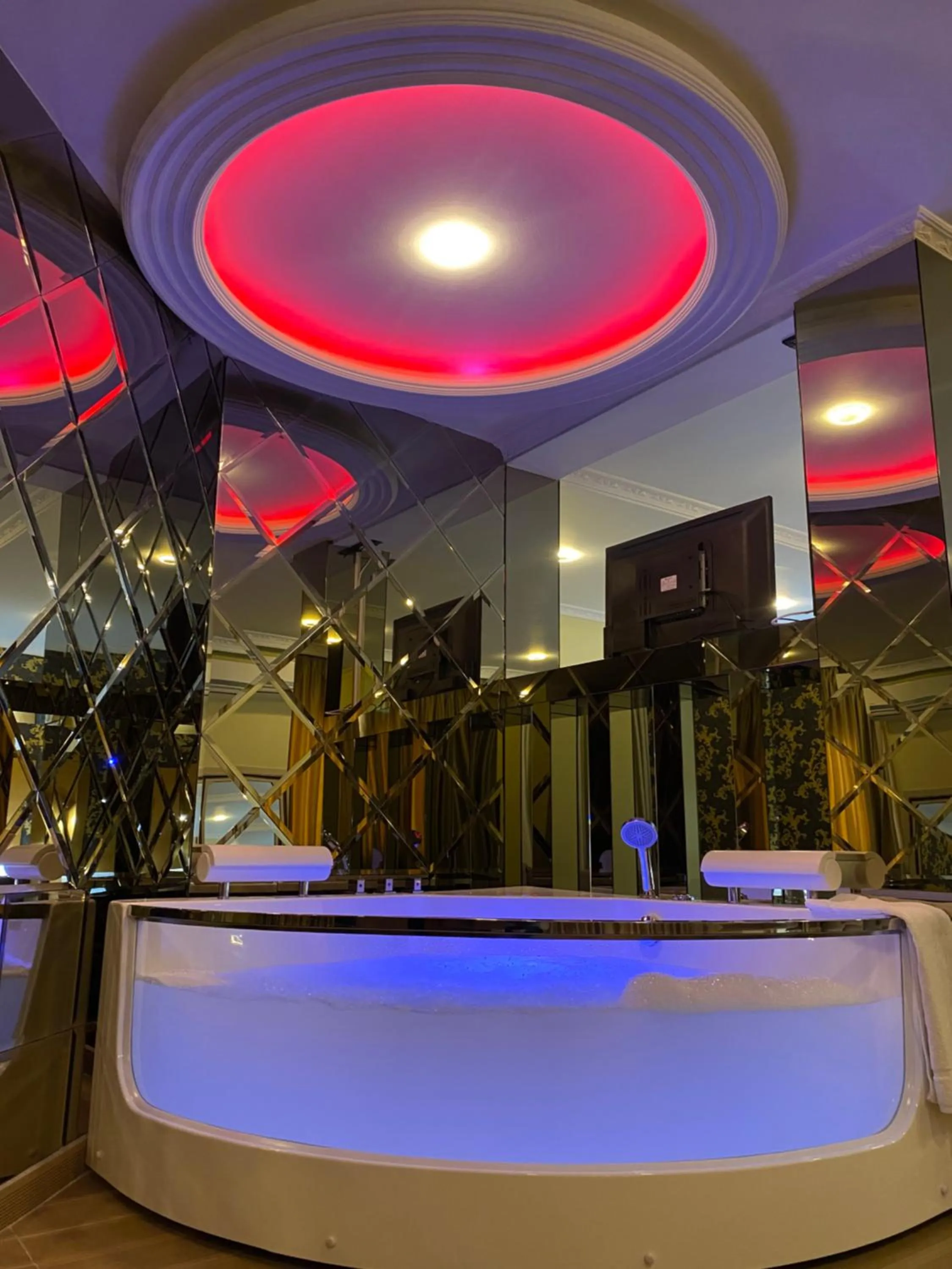 Hot Tub in Hotel Deluxe