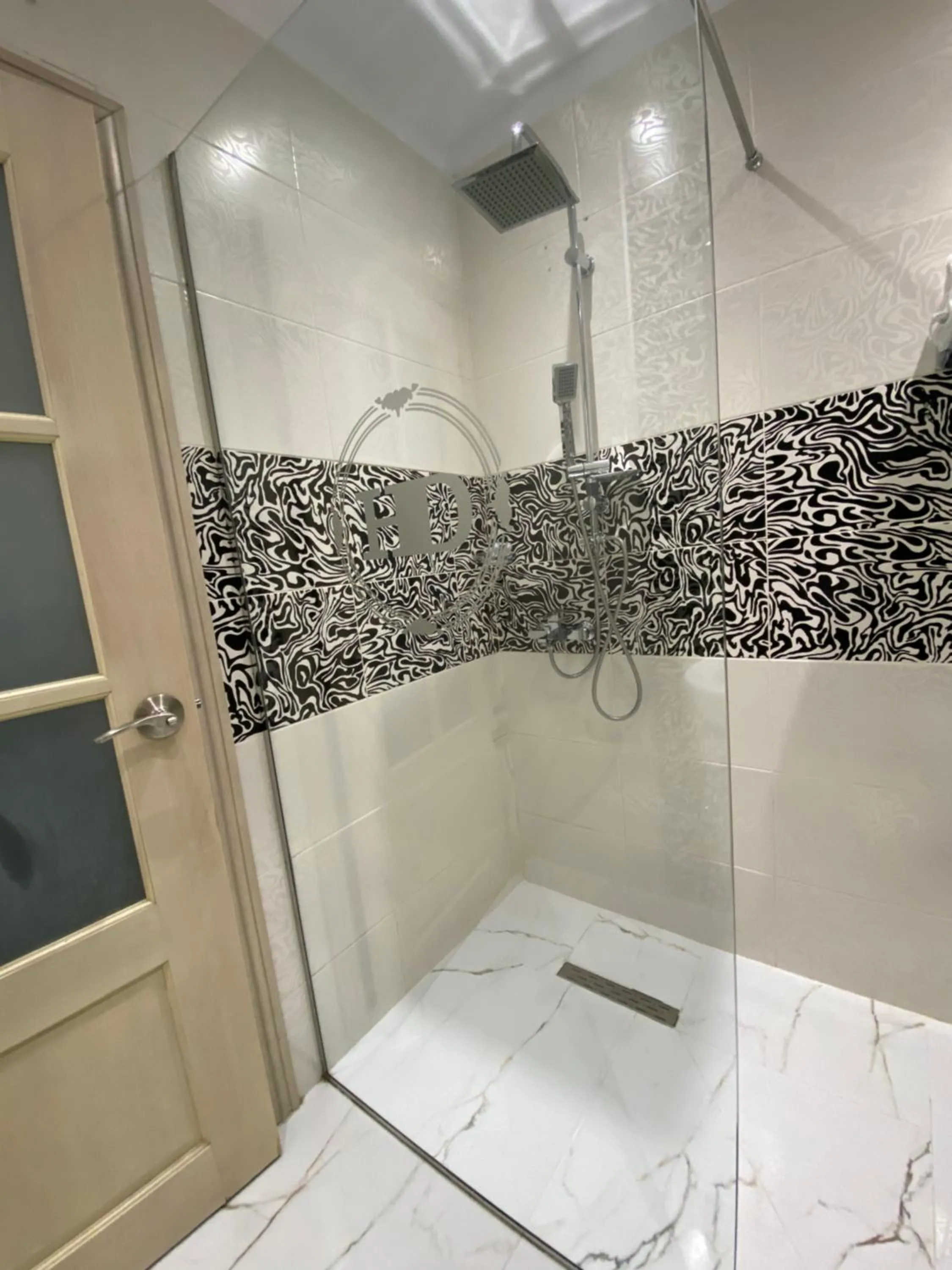 Shower in Hotel Deluxe