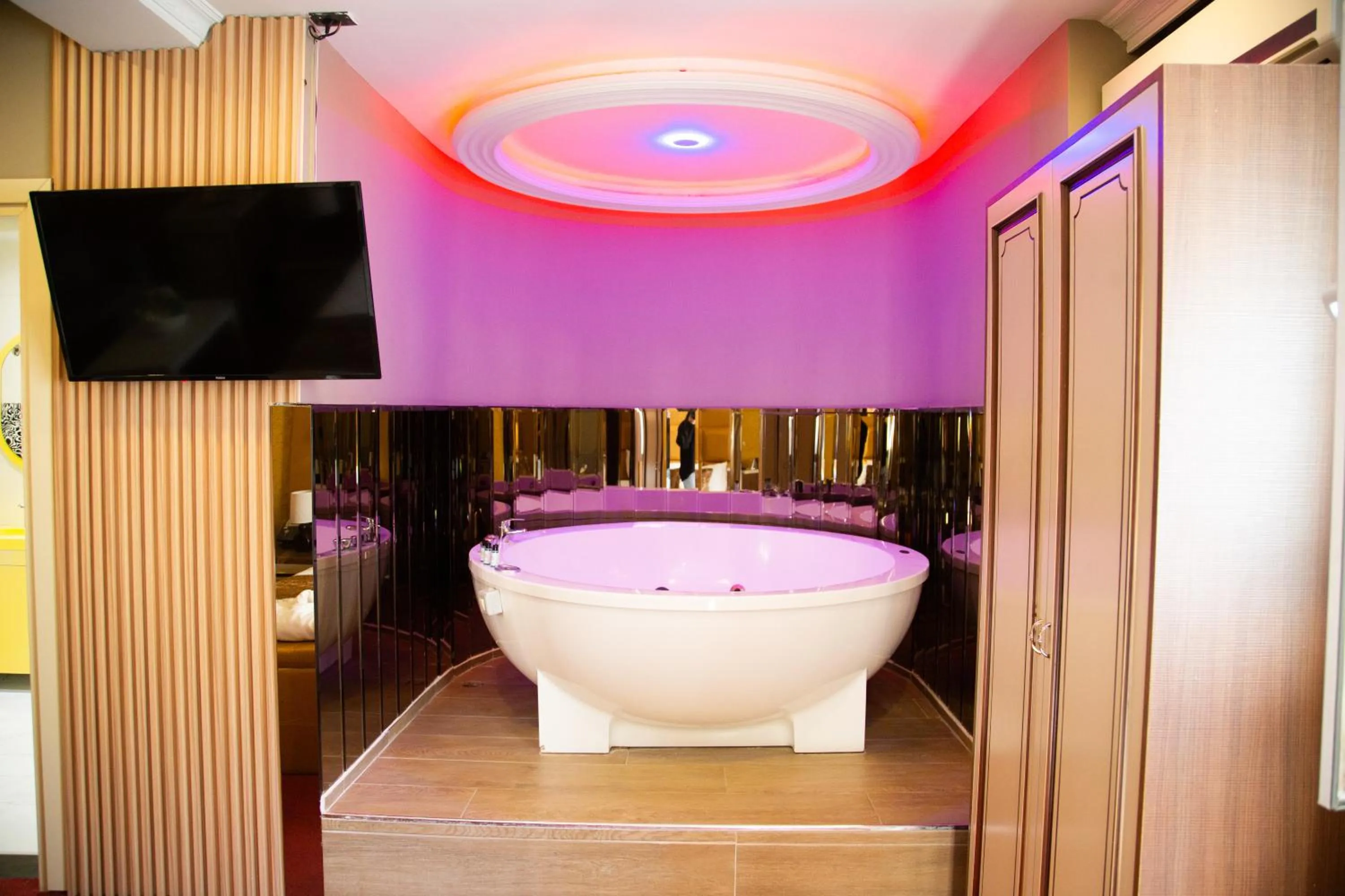 Bath in Hotel Deluxe