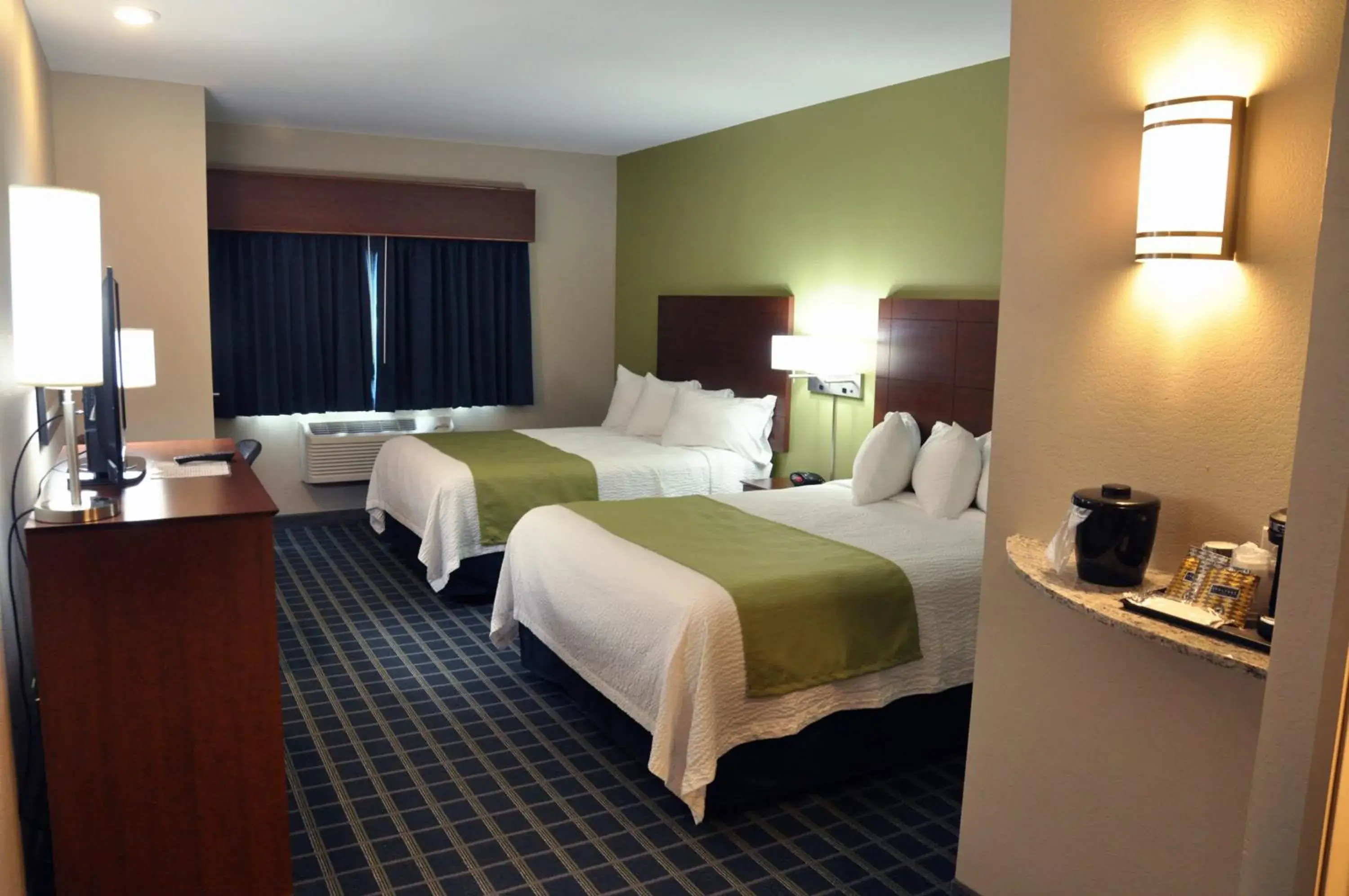 Deluxe Queen Room - single occupancy in Brookstone Lodge & Suites - Emmetsburg Deluxe Queen Room - single occupancy in Brookstone Lodge & Suites - Emmetsburg