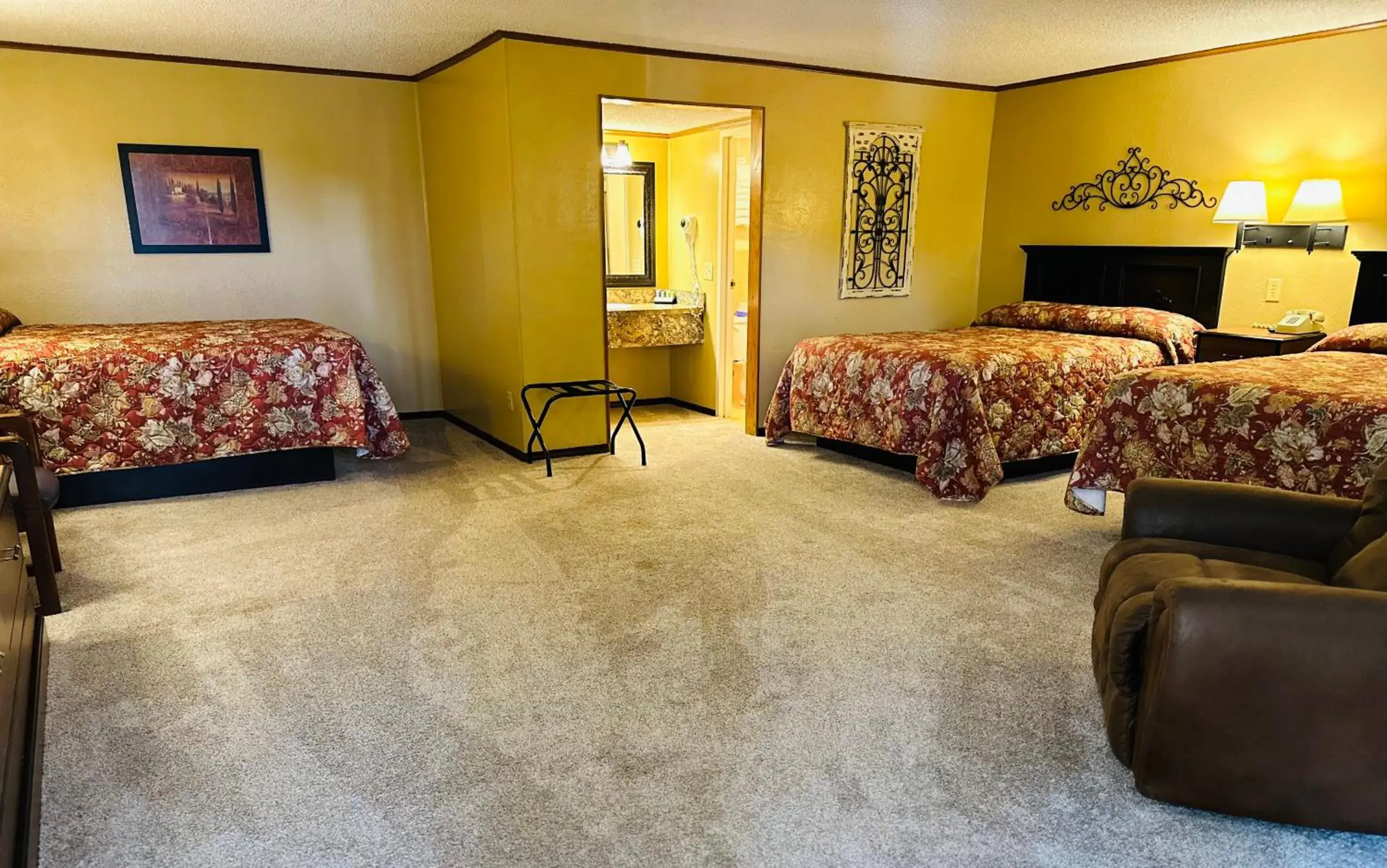 Family Room in Interstate Inn Family Room in Interstate Inn