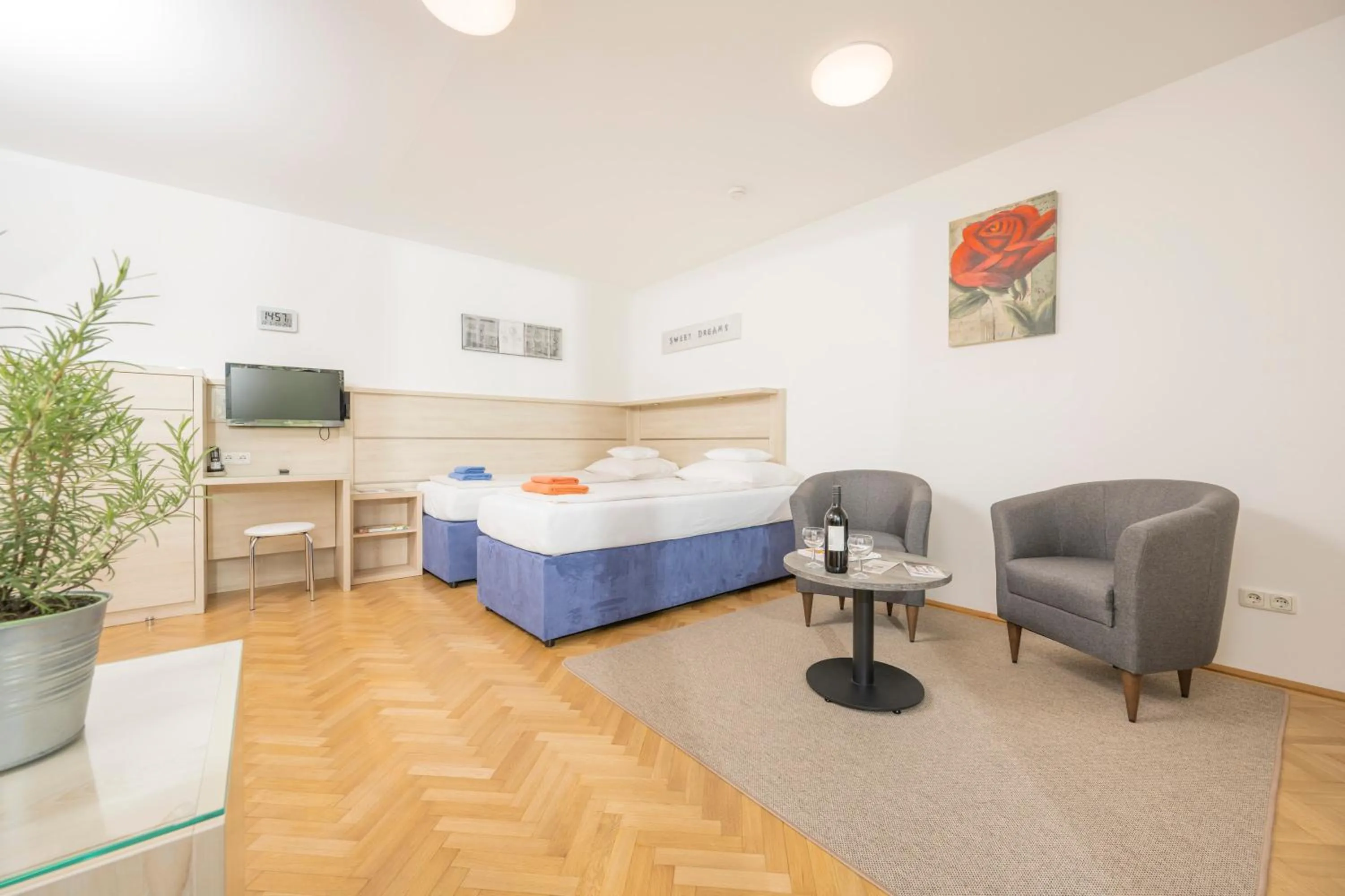 Photo of the whole room, Bed in Appartements Ferchergasse