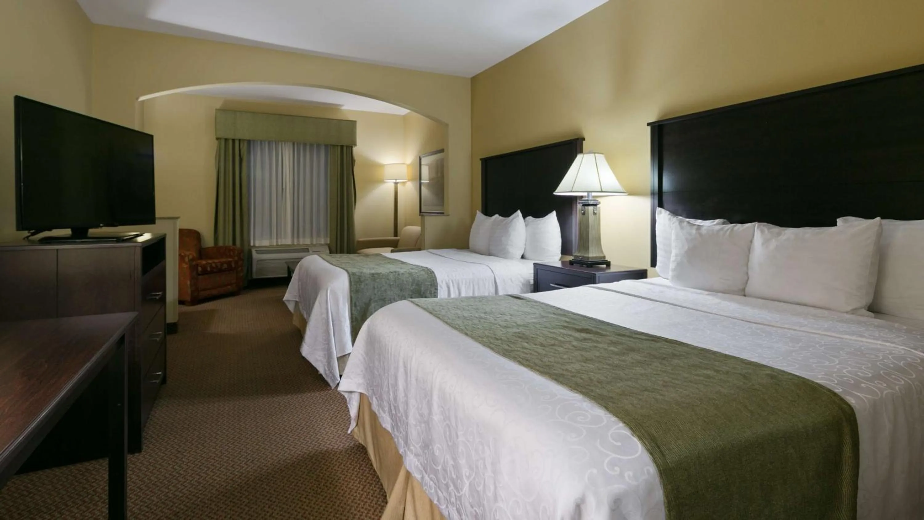 Photo of the whole room, Bed in Best Western Plus Port of Camas-Washougal Convention Center