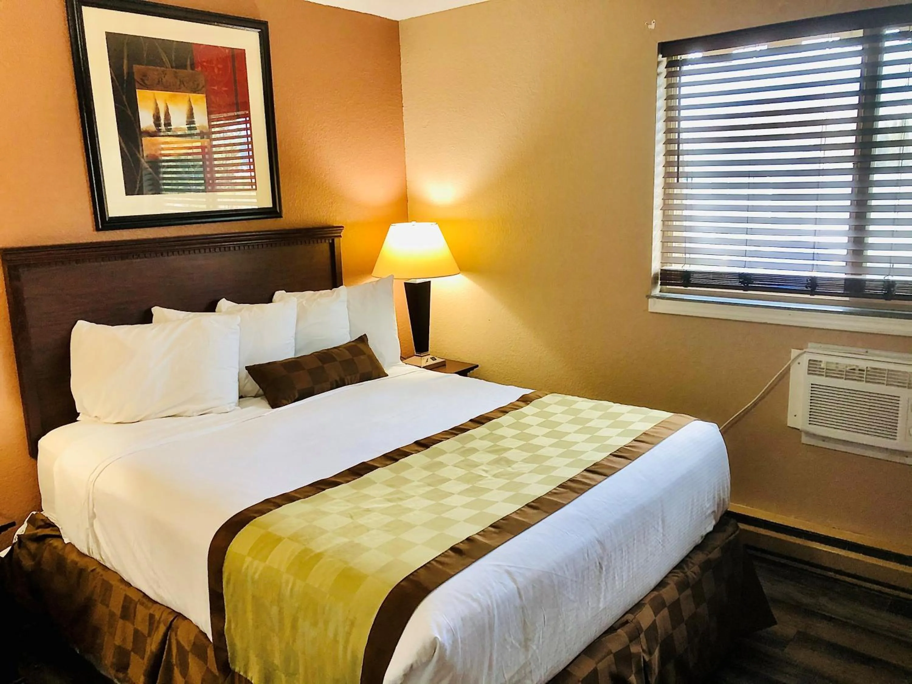 Bedroom, Bed in Ramada by Wyndham Spokane Valley