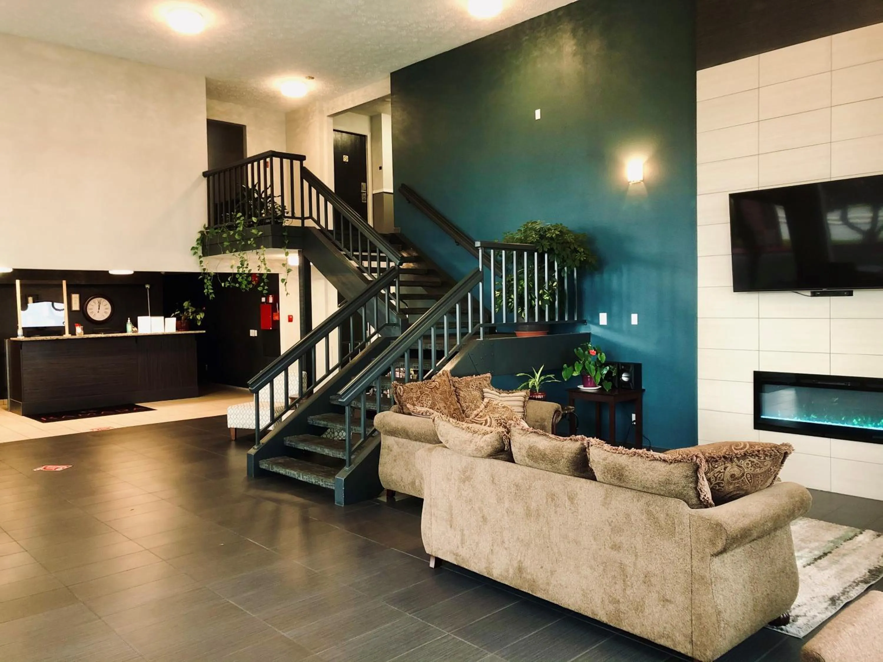 Communal lounge/ TV room in Ramada by Wyndham Spokane Valley