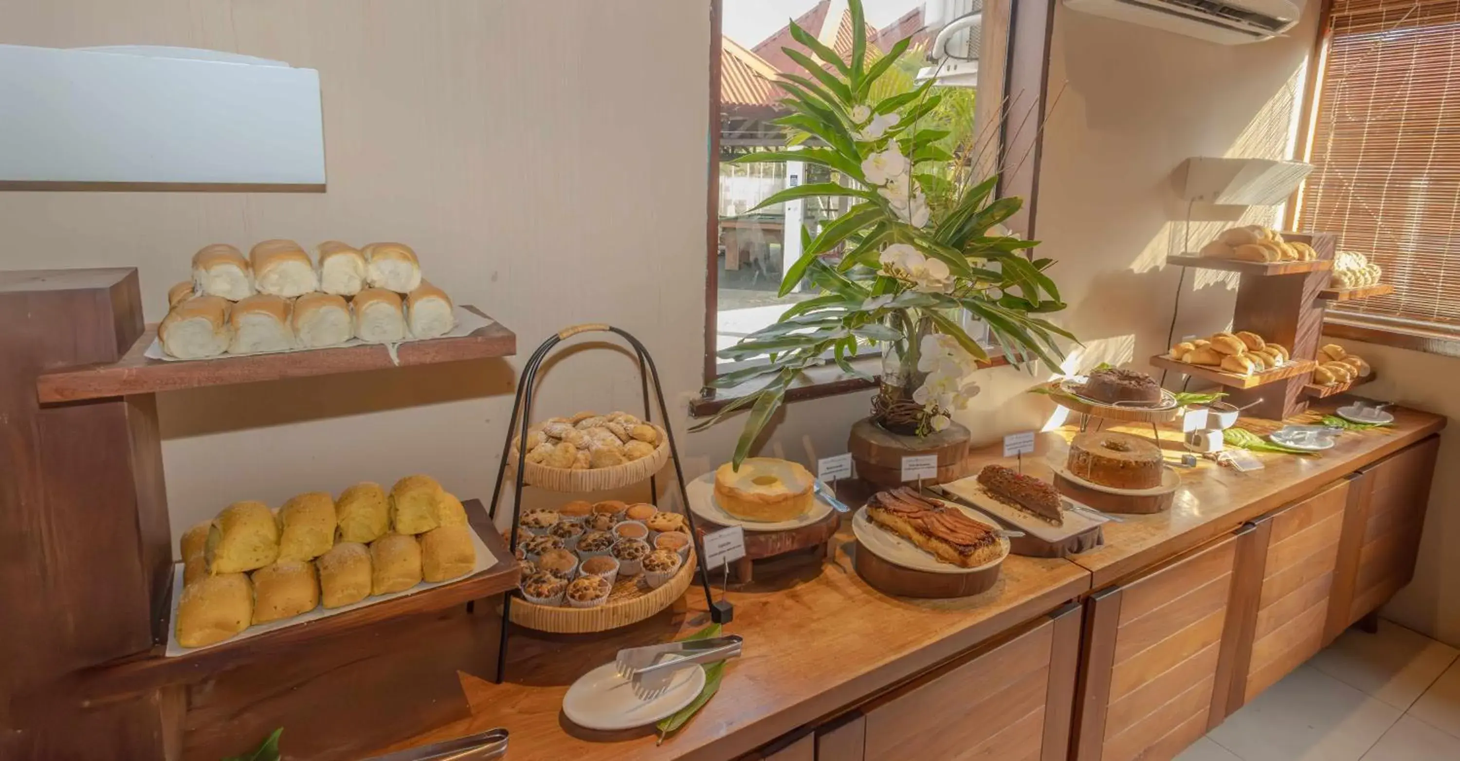 Buffet breakfast in Jardim Atlântico Beach Resort Buffet breakfast in Jardim Atlântico Beach Resort