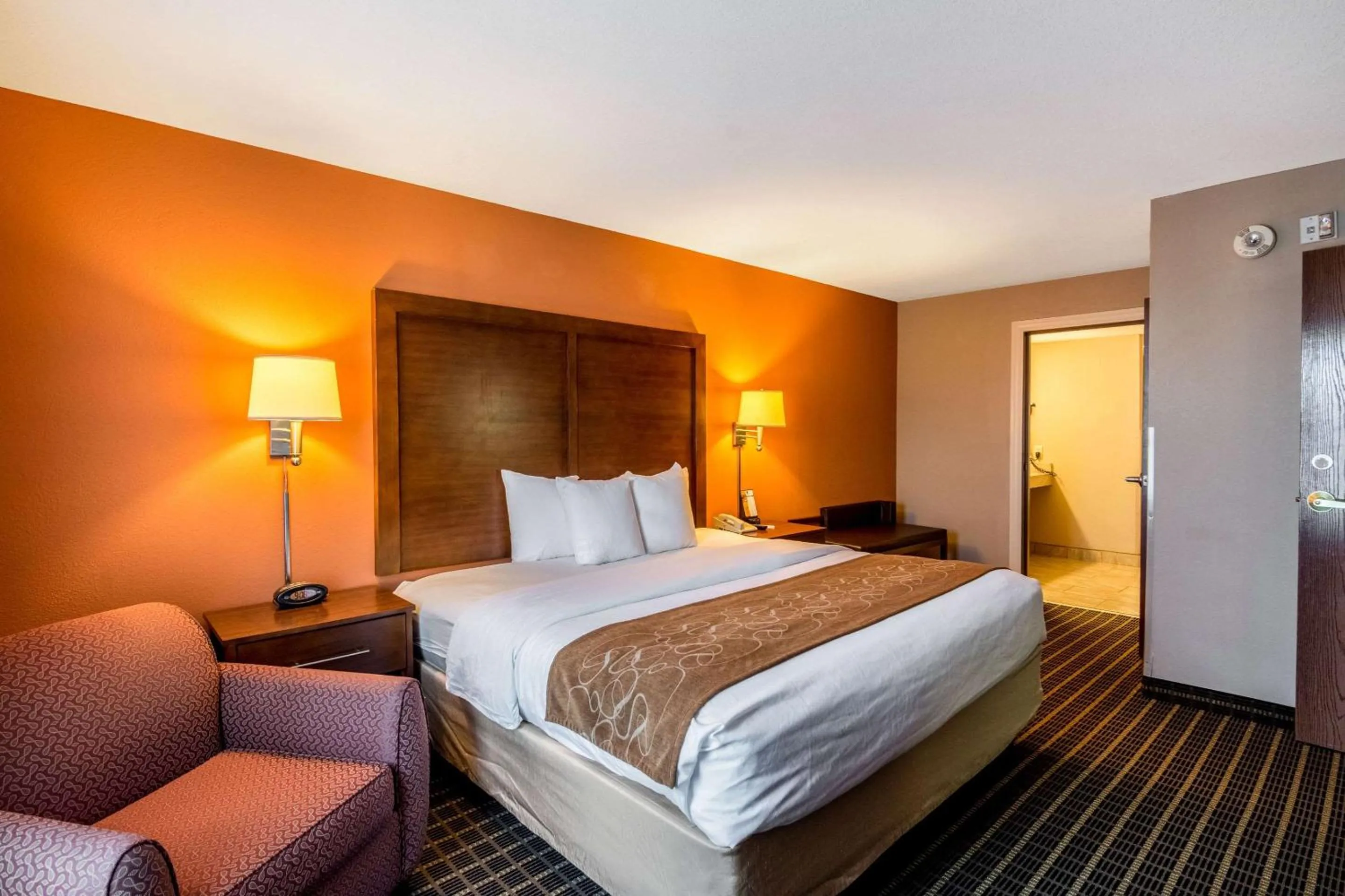 Bedroom, Bed in Comfort Suites