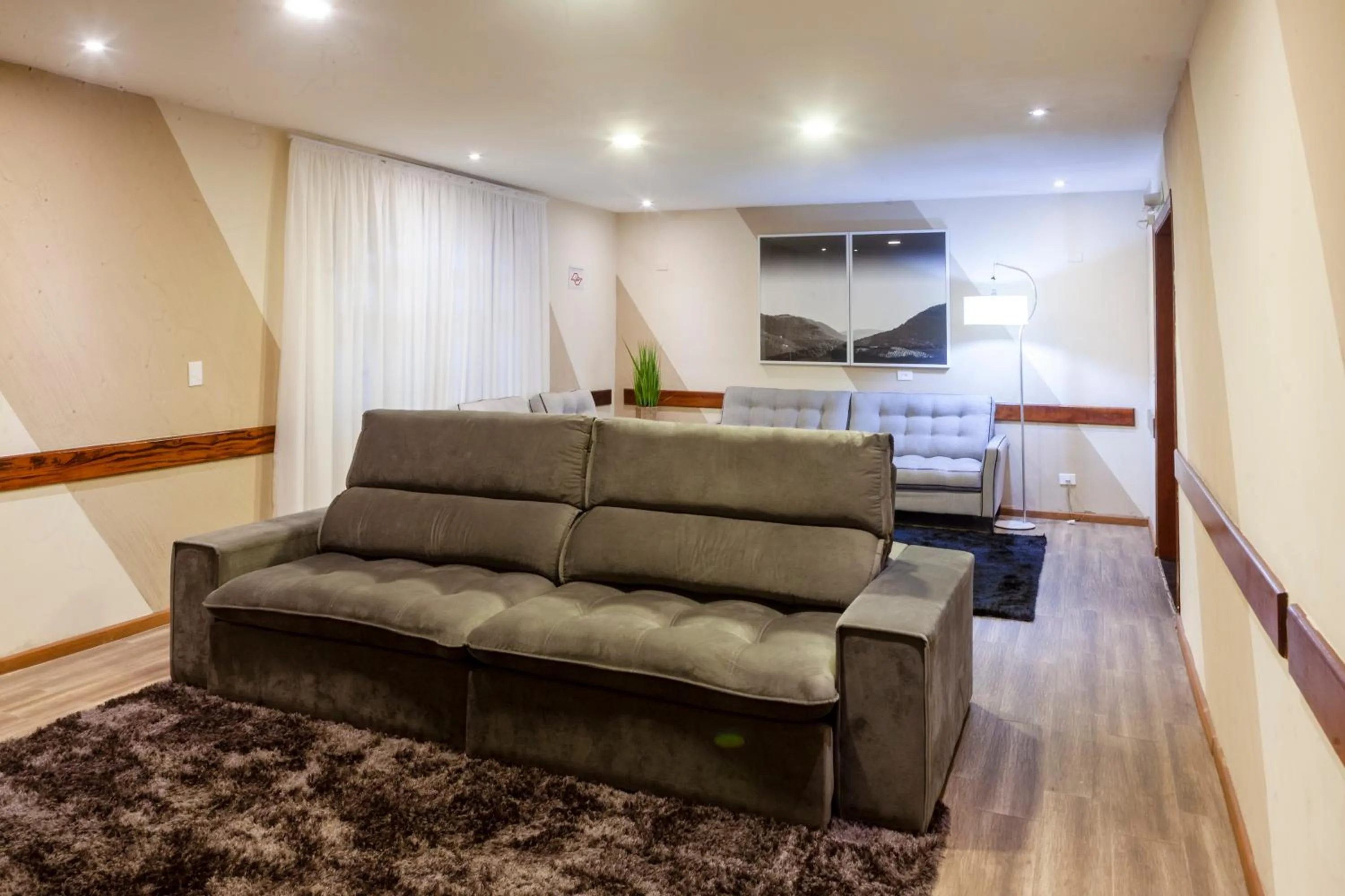 Communal lounge/ TV room in Hotel Leão da Montanha