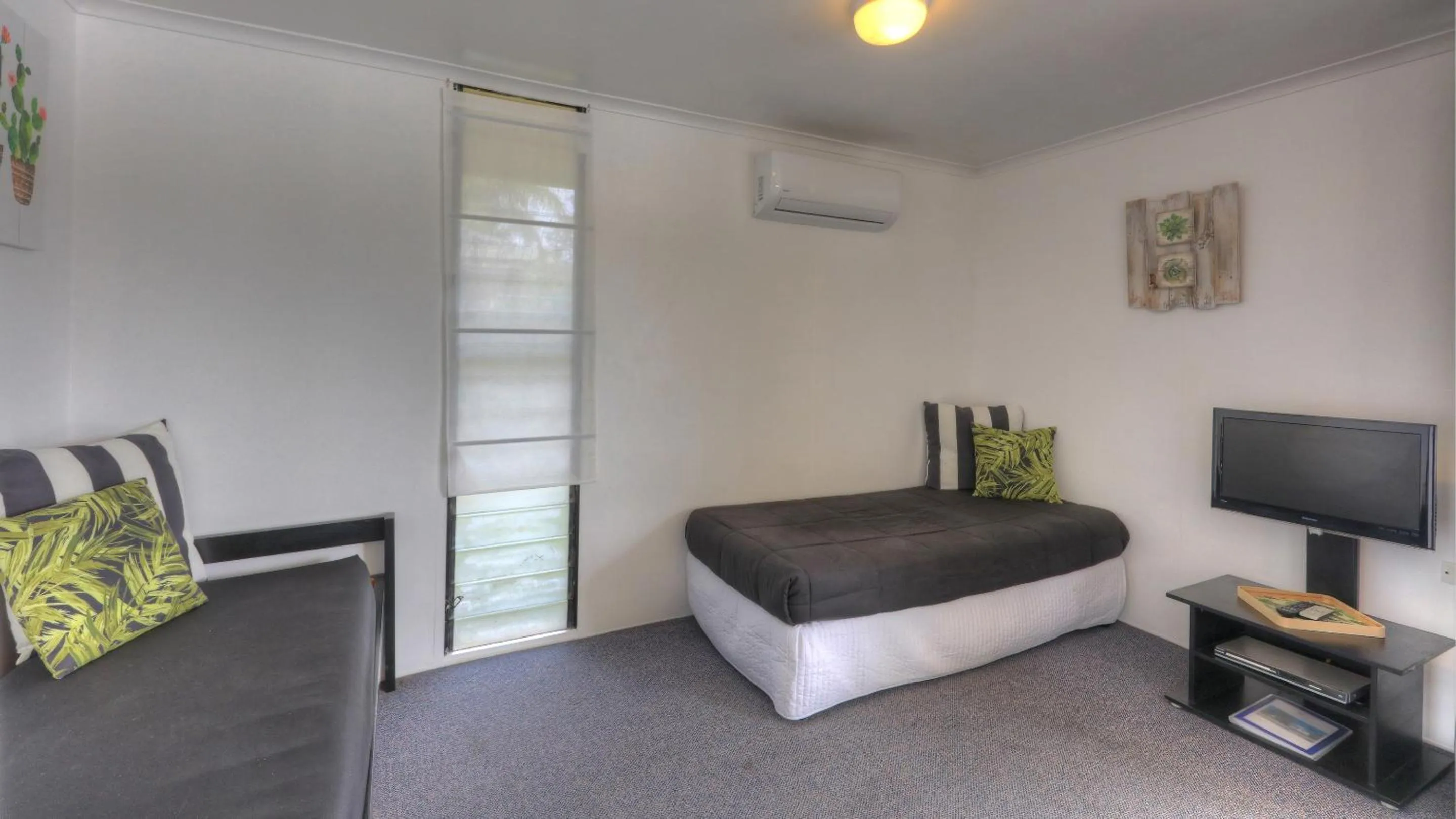 Living room, Bed in Maroochy River Bungalows