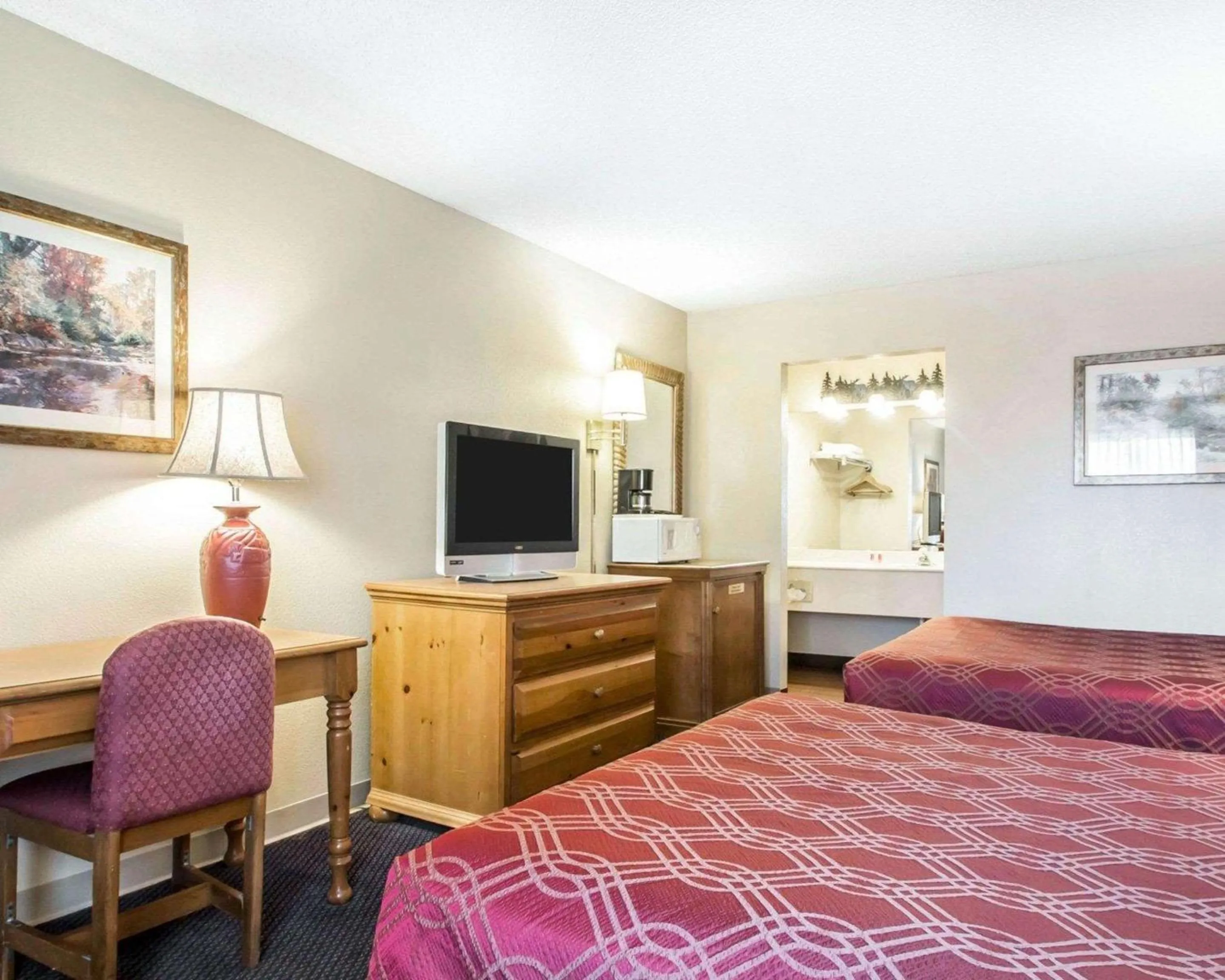 Photo of the whole room, Bed in Econo Lodge Springfield I-44