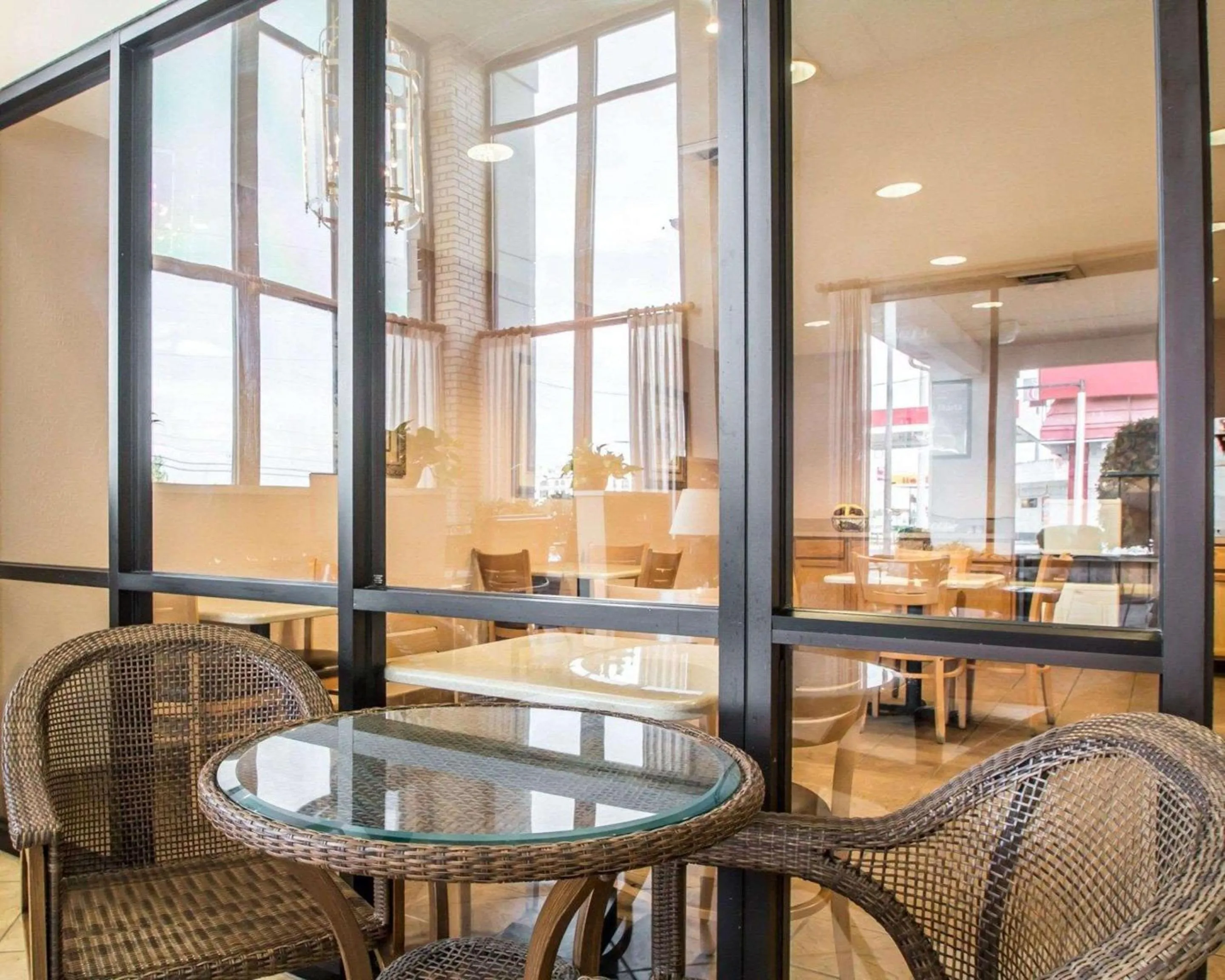 Restaurant/places to eat in Econo Lodge Springfield I-44