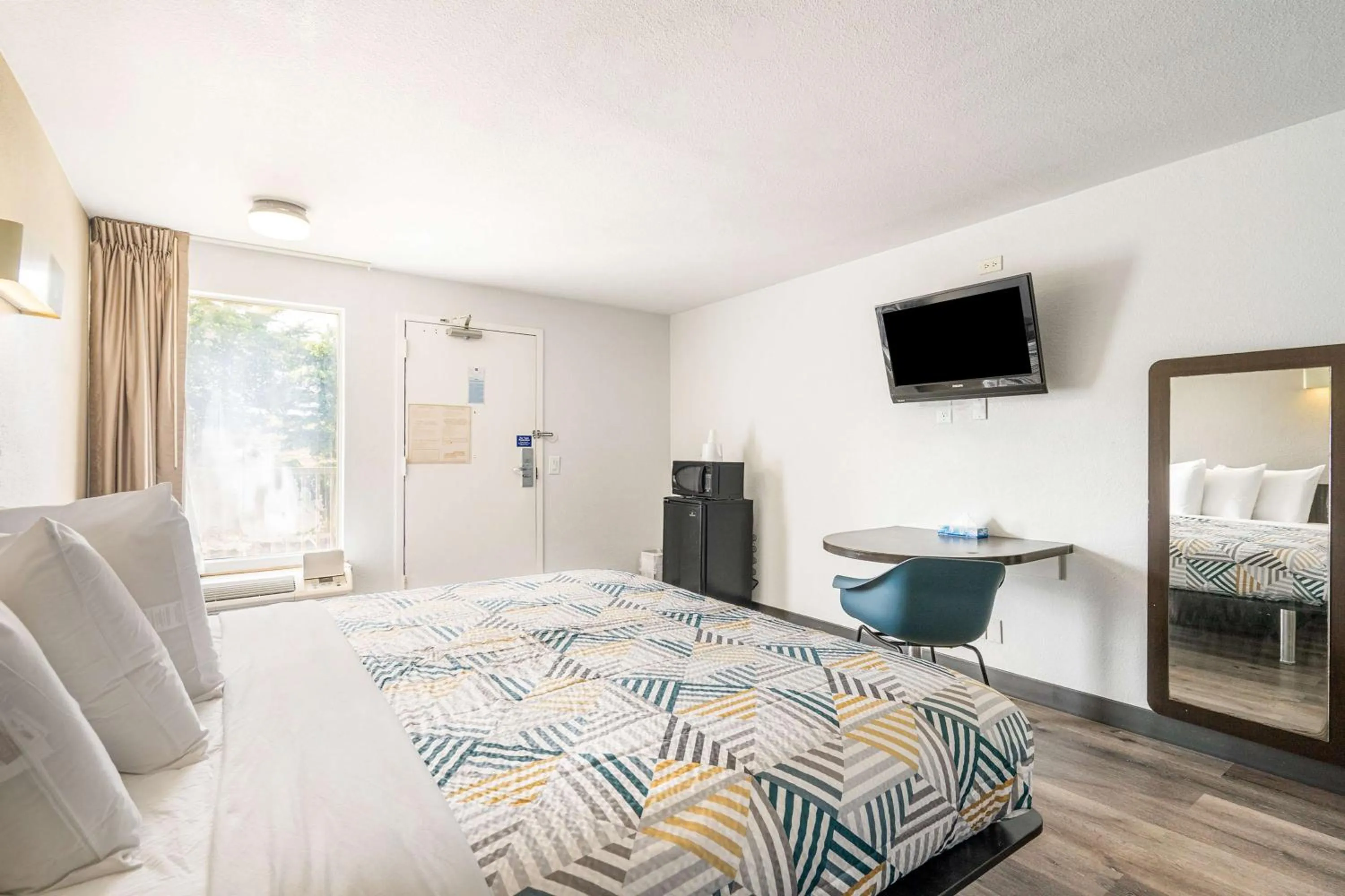 Bedroom, Bed in Motel 6 - Augusta, GA